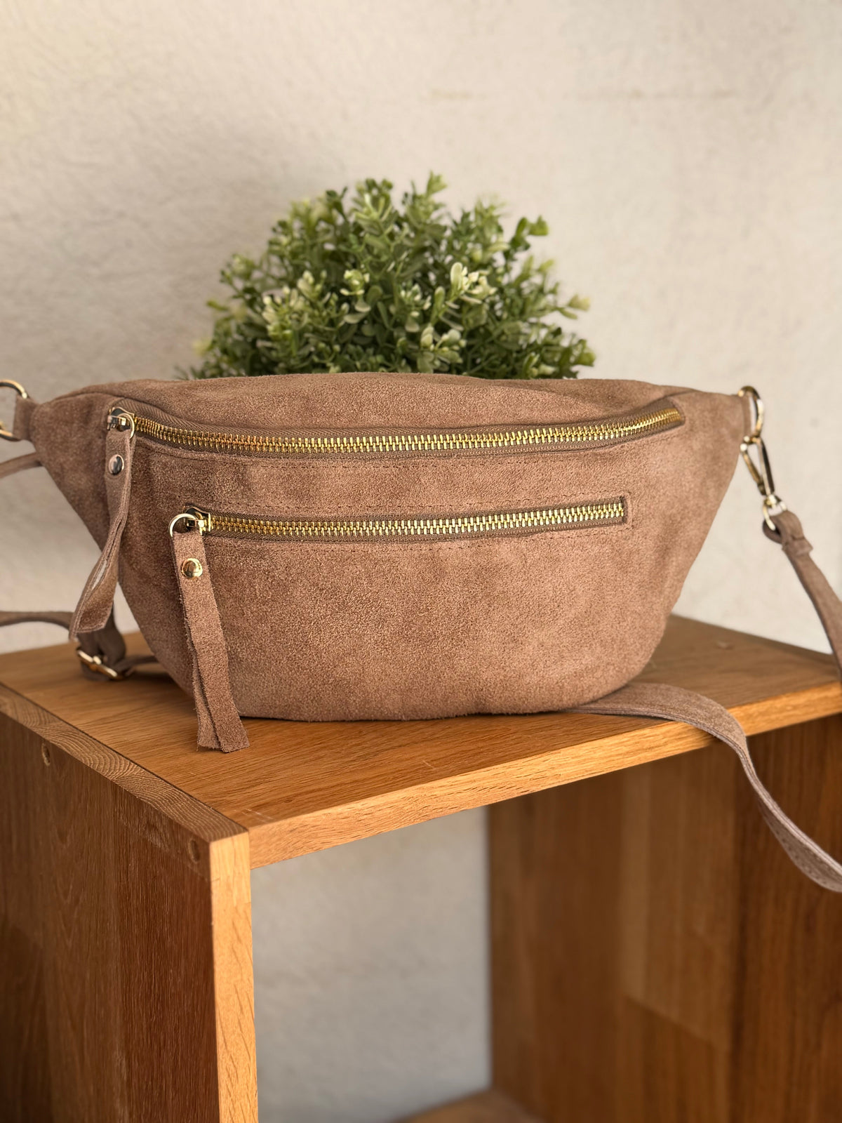 Sac banane avec poche avant, en cuir daim HOLLY - Taupe (foncé)