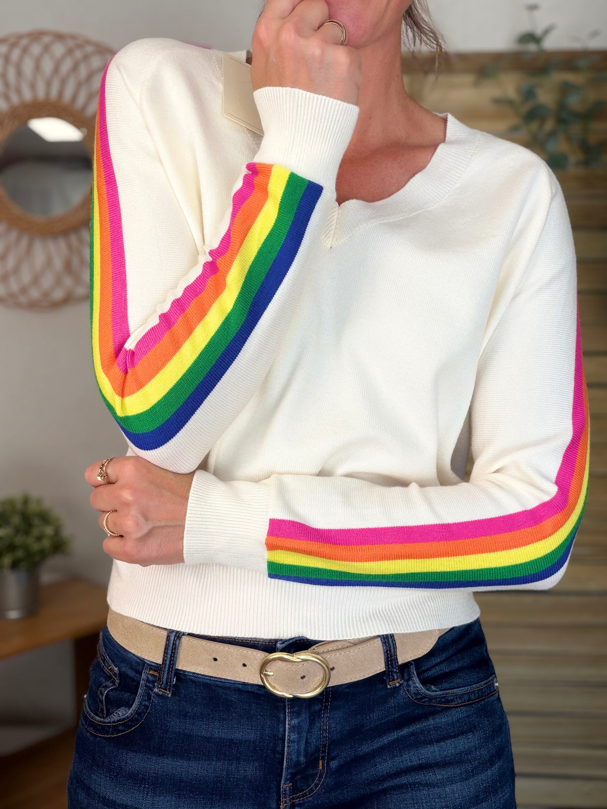 Pull fin avec bandes arc en ciel, col V - RAINBOW 🌈 Écru - Spring 2026