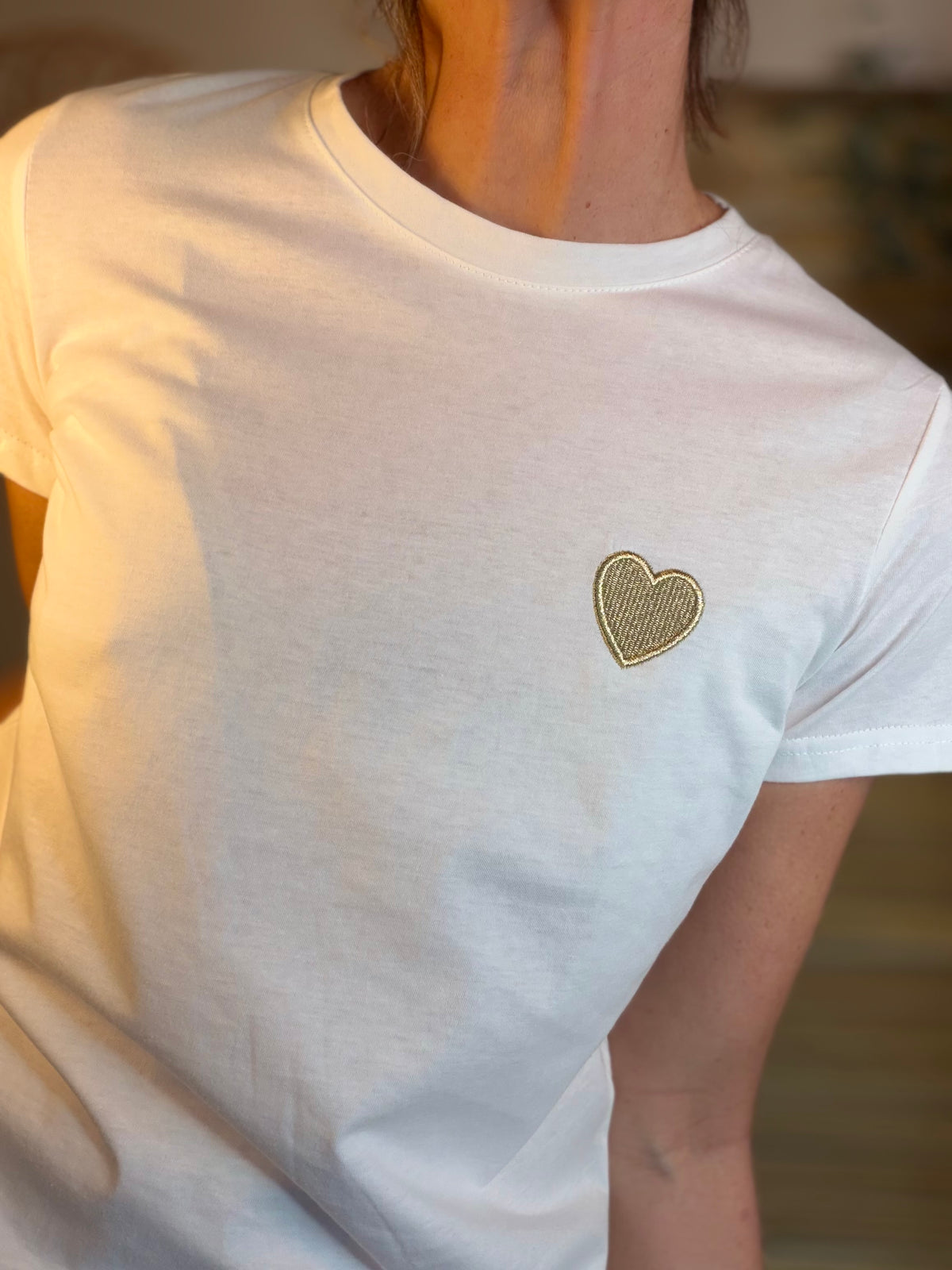 Tee shirt cœur brodé doré 💛 PIA Blanc - FIN DE SÉRIE
