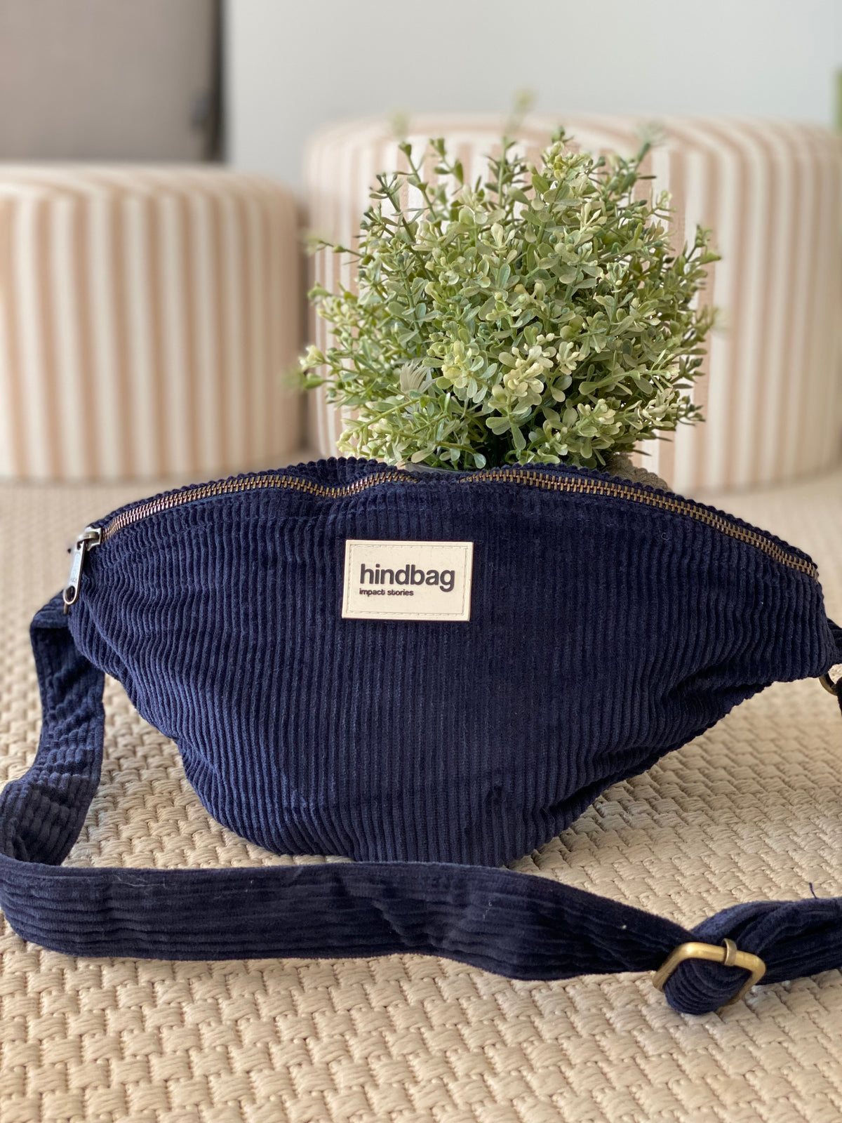 HINDBAG SASHA - Sac banane  Velours Marine