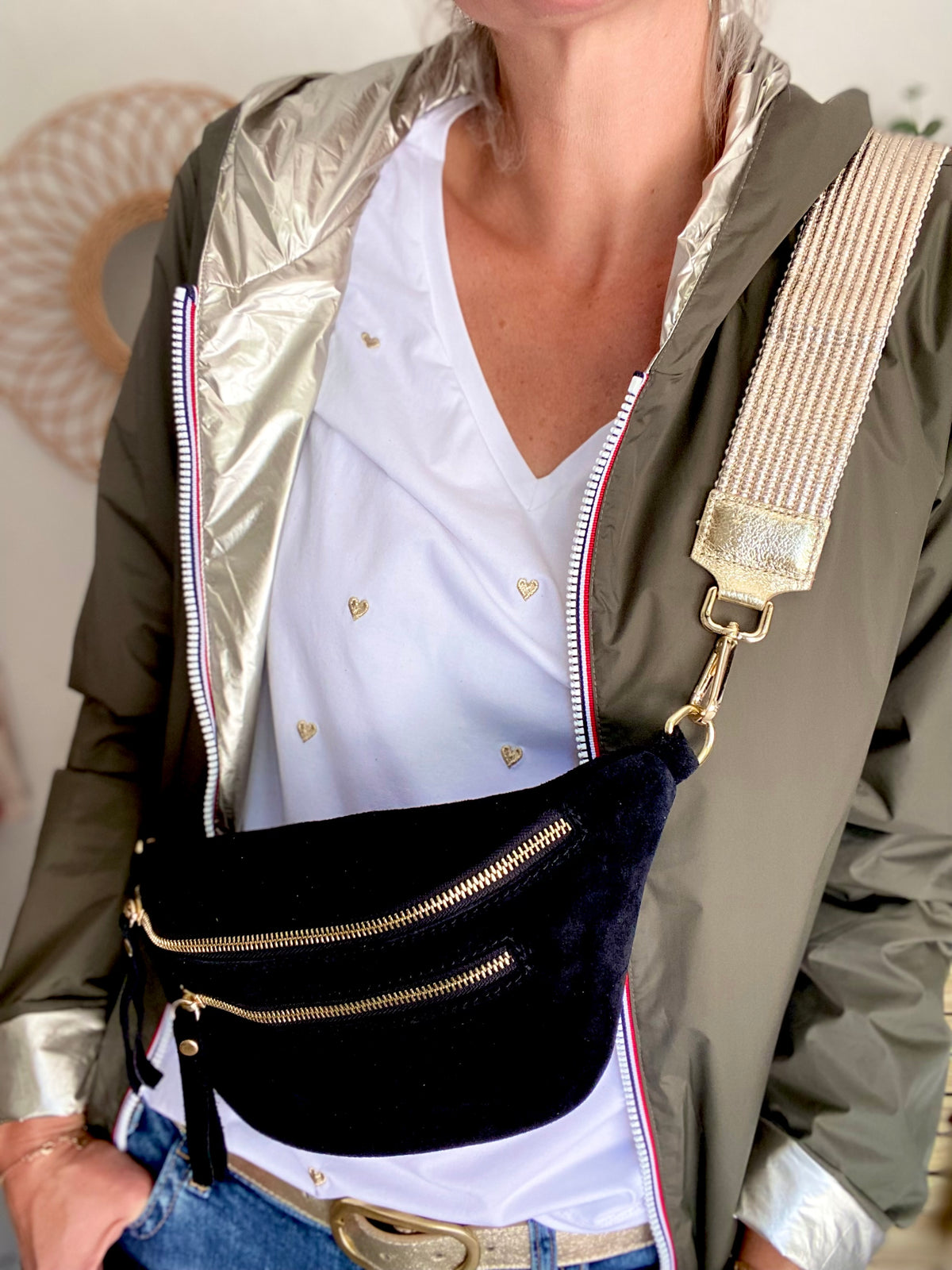 Sac banane avec poche avant, en cuir daim HOLLY - Noir