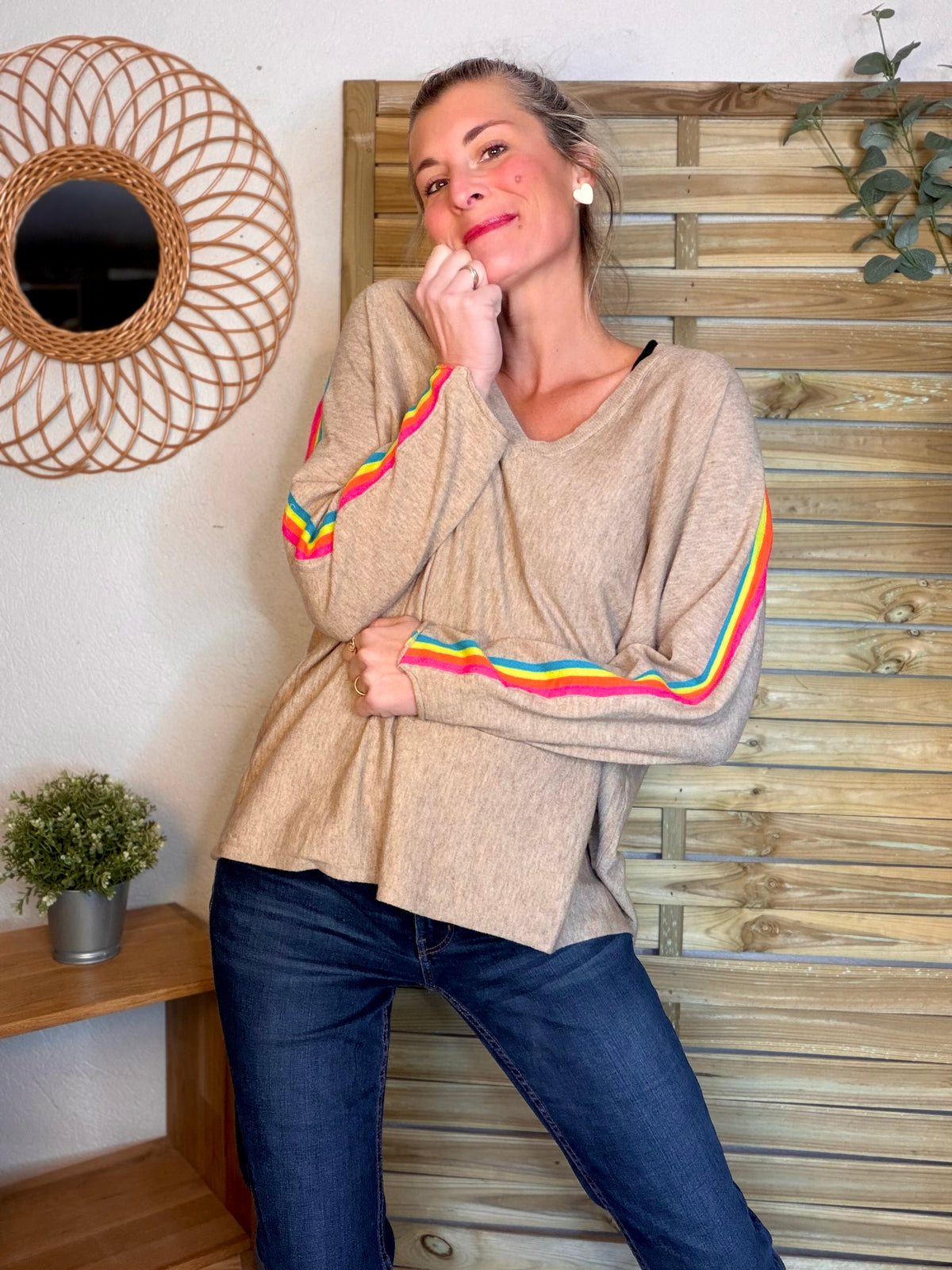 Pull fin avec bandes arc en ciel, col V - RAINBOW OVERSIZE 🌈 Taupe - FIN DE SÉRIE