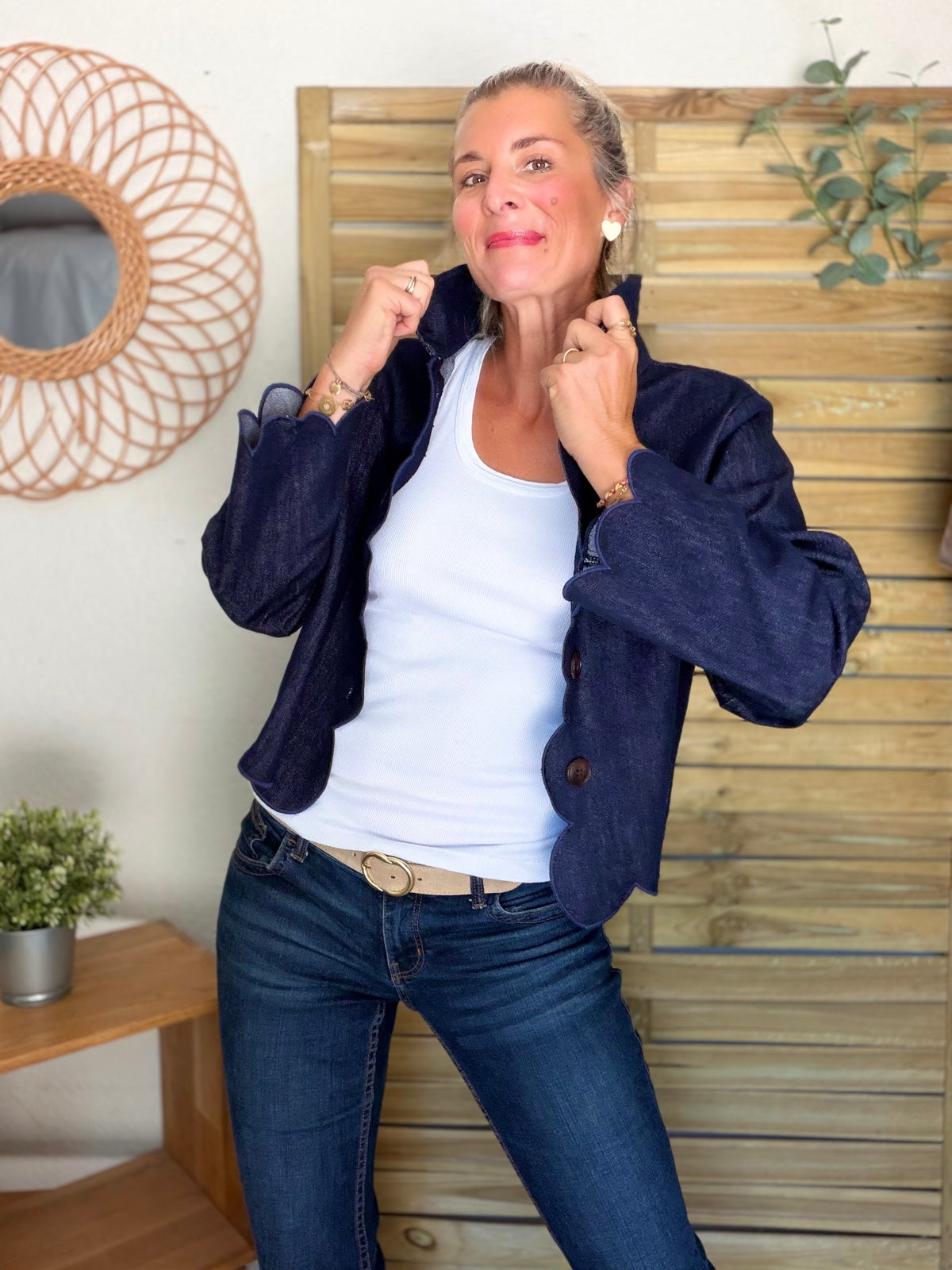 Veste courte à bords festonnés en denim CALISTE - Bleu brut • DÉSTOCKAGE