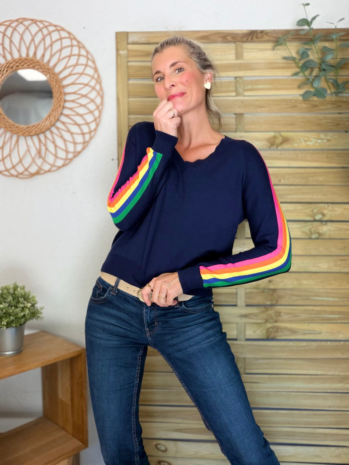 Pull fin avec bandes arc en ciel, col V - RAINBOW 🌈 Bleu marine - Spring 2026