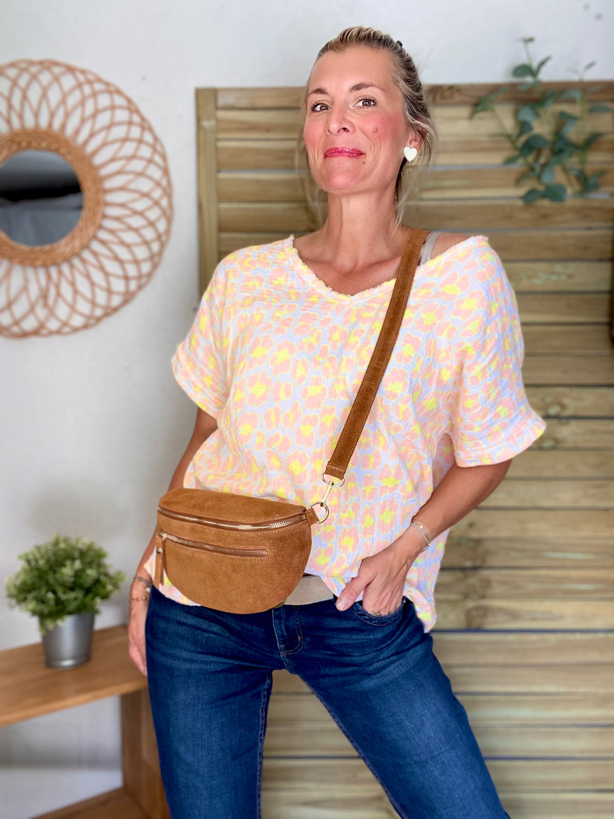 Sac banane en croûte de cuir + poche avant ALISON - Camel