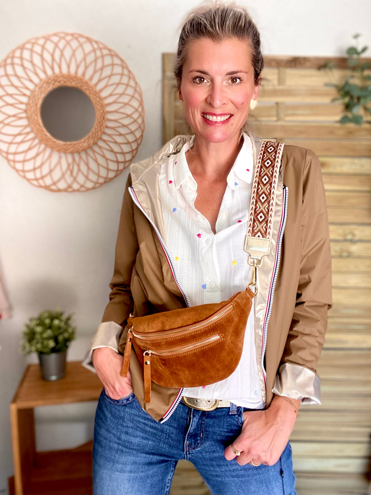 Sac banane avec poche avant, en cuir daim HOLLY - Camel