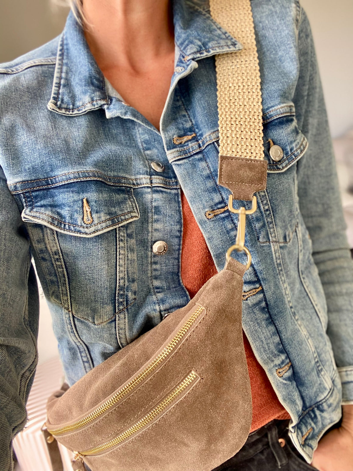Sac banane avec poche avant, en cuir daim HOLLY - Café