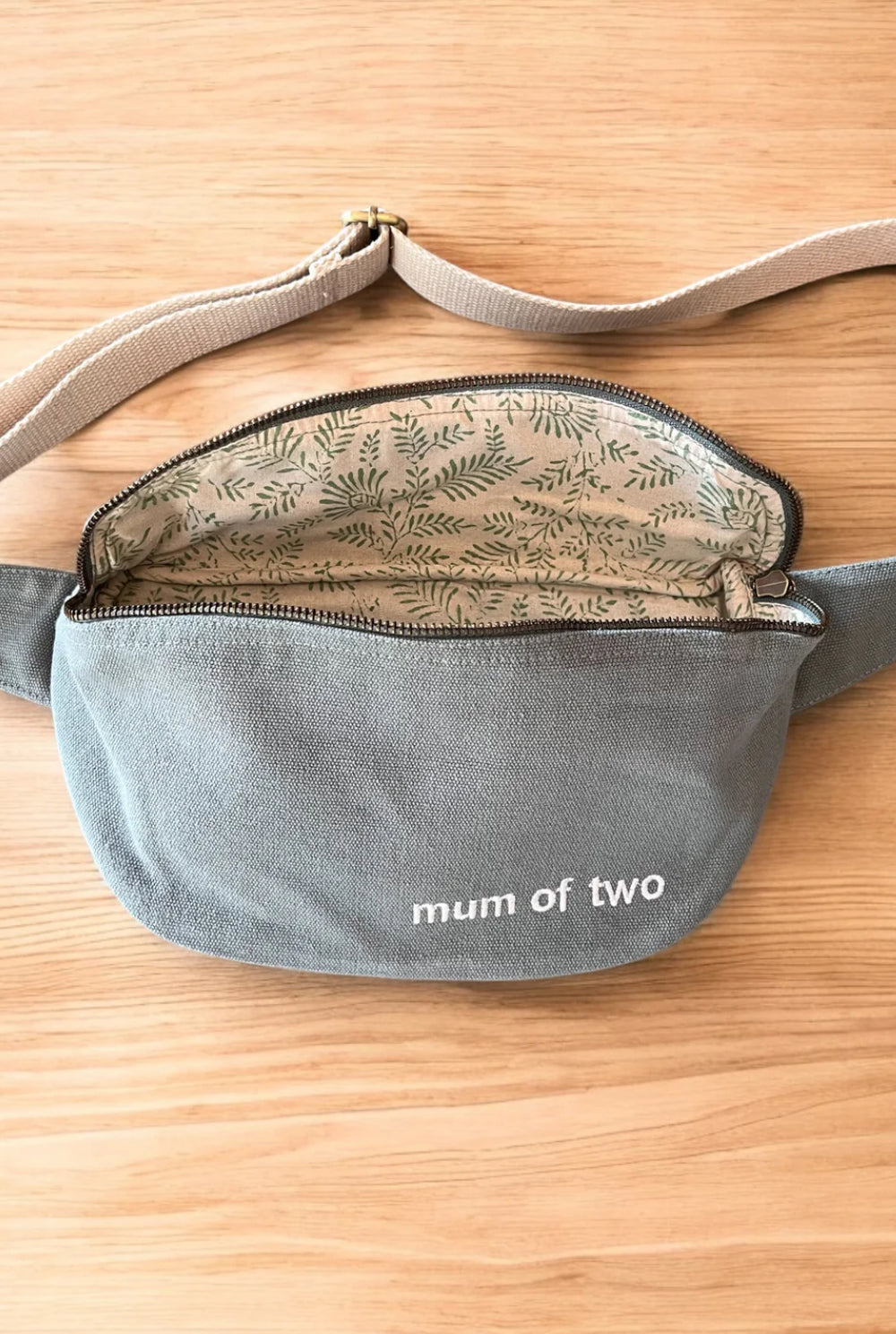 Sac banane en toile MUM OF - Vert sauge - FAMILY IMPACT STORIES - FIN DE SÉRIE