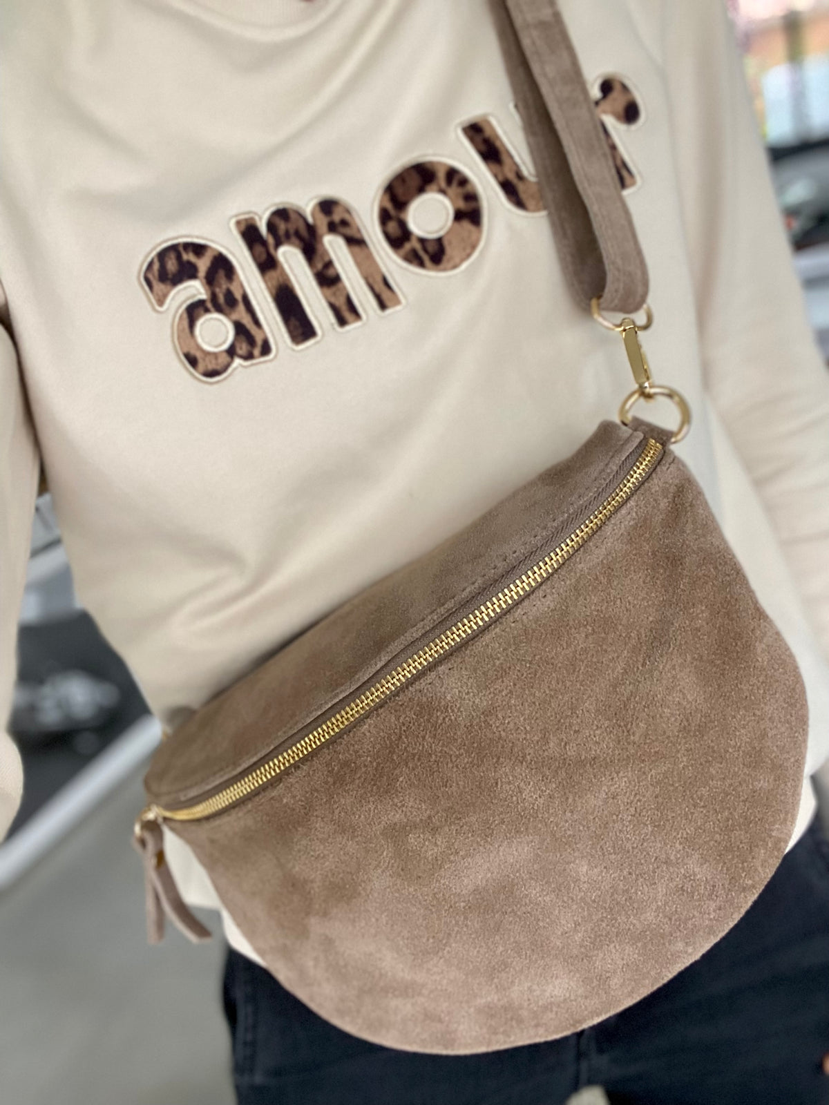 Sac banane XL en cuir velours 30cm JUDY - Taupe