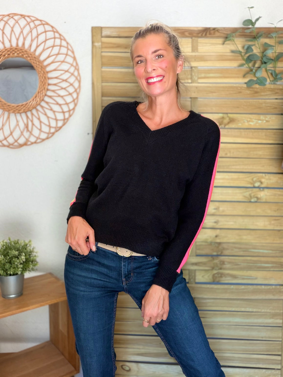 Pull épais avec bandes arc-en-ciel, col V - RAINBOW 🌈 Noir - Winter 2026