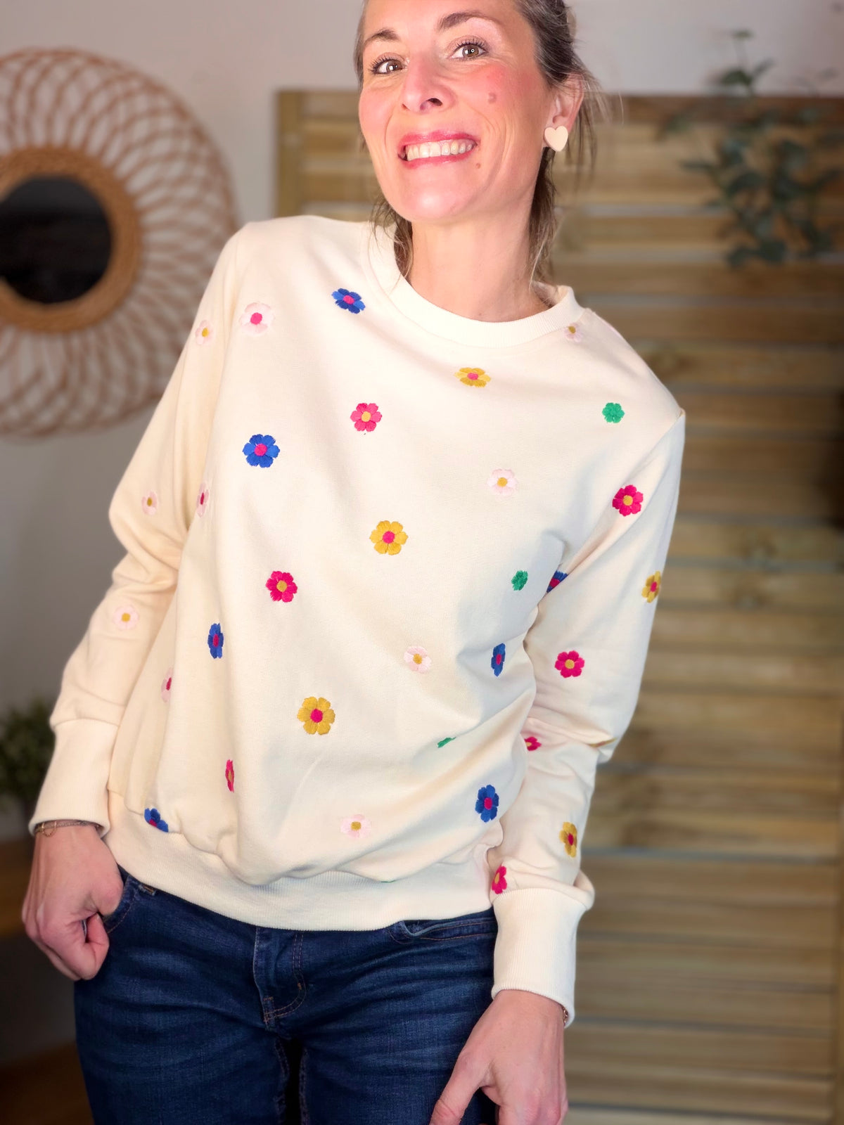 Sweat Beige fleurs multico brodés 🌸 ELISA - FIN DE SÉRIE