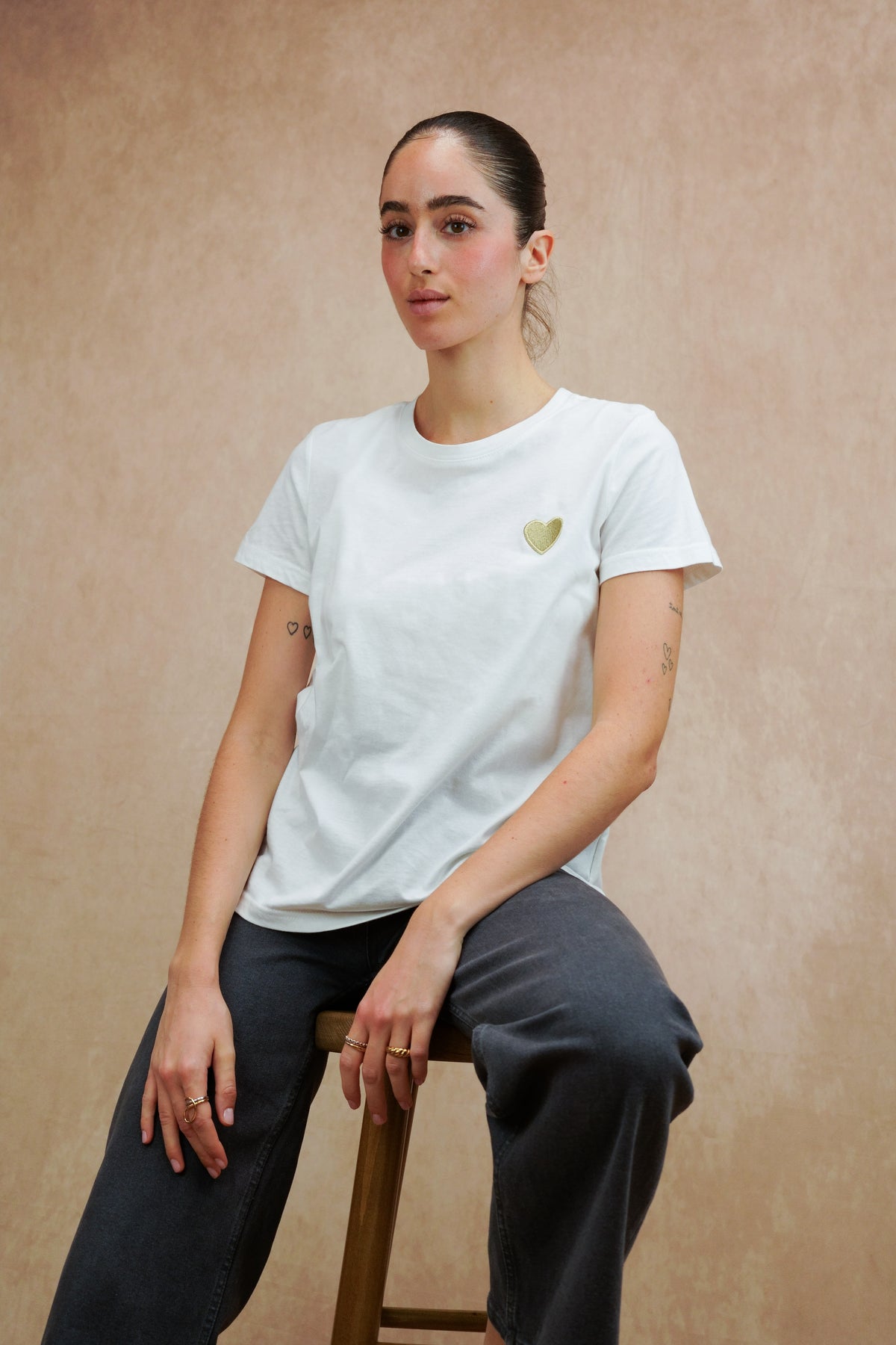 Tee shirt cœur brodé doré 💛 PIA Blanc - FIN DE SÉRIE