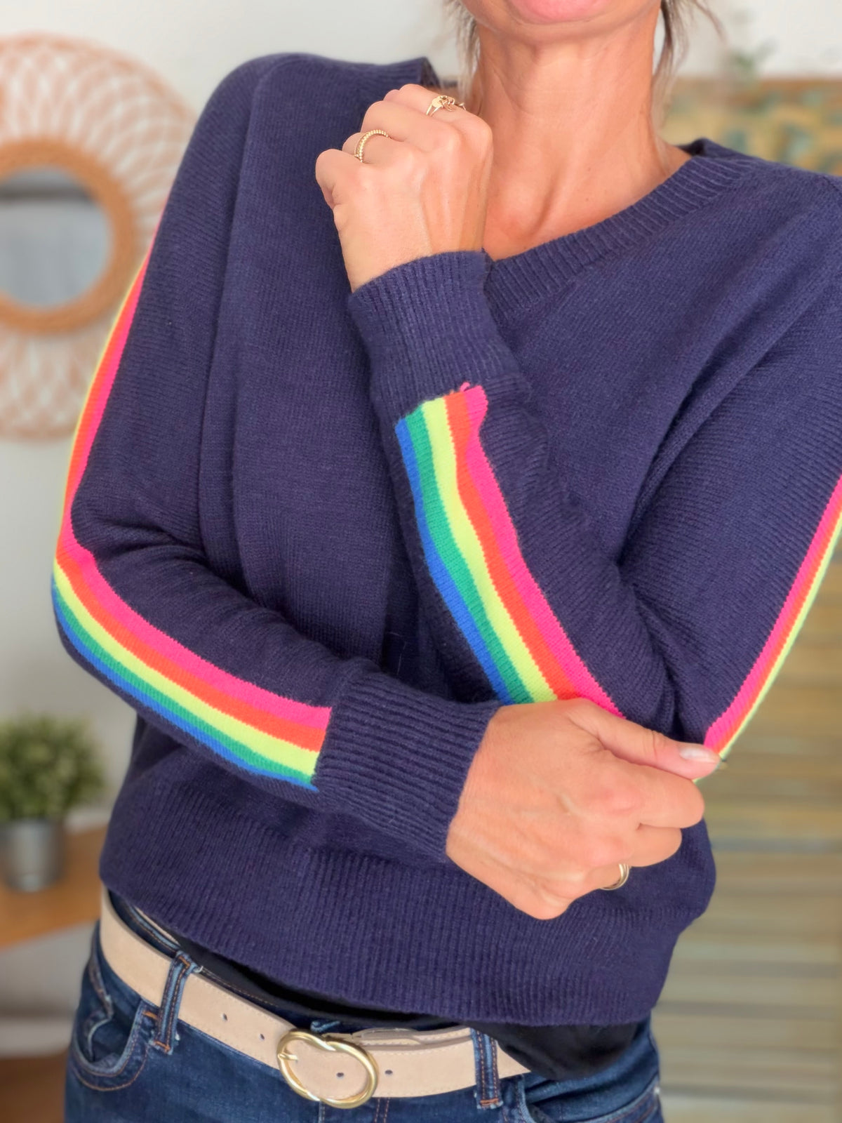 Pull épais avec bandes arc-en-ciel, col V - RAINBOW 🌈 Bleu marine - Winter 2026