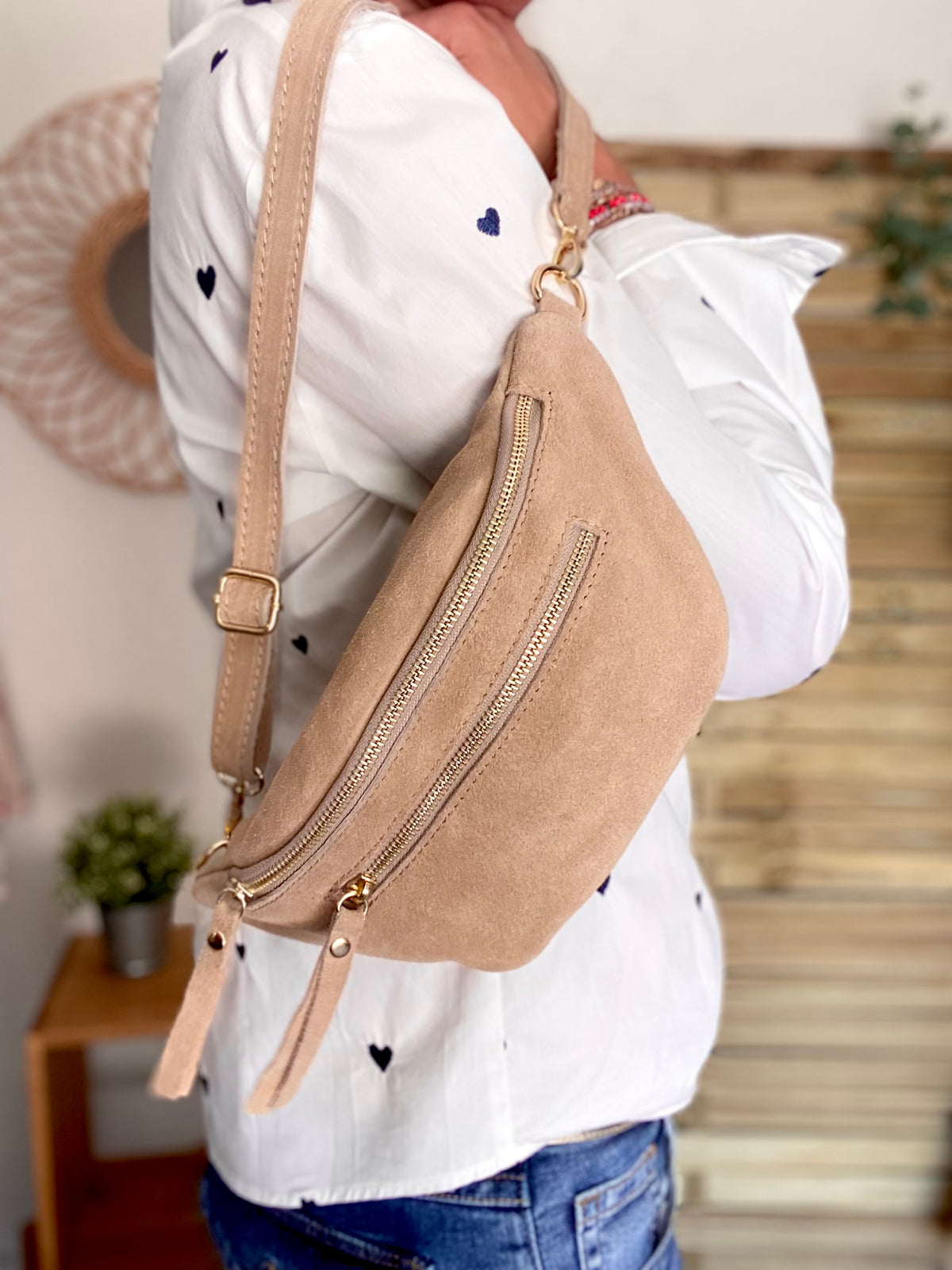 Sac banane avec poche avant, en cuir daim HOLLY - Taupe clair