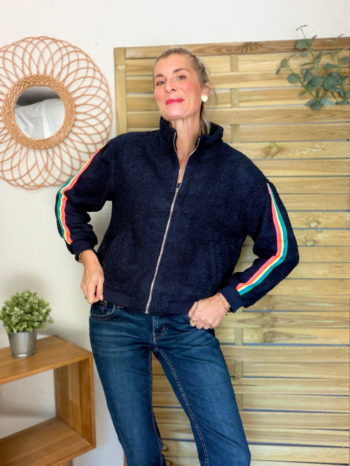 Veste Sherpa zippée bandes Arc-en-ciel CORALIE Bleu marine 🌈