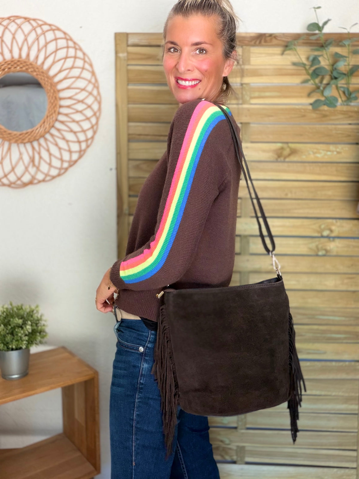Pull épais avec bandes arc-en-ciel, col V - RAINBOW 🌈 Chocolat - Winter 2026