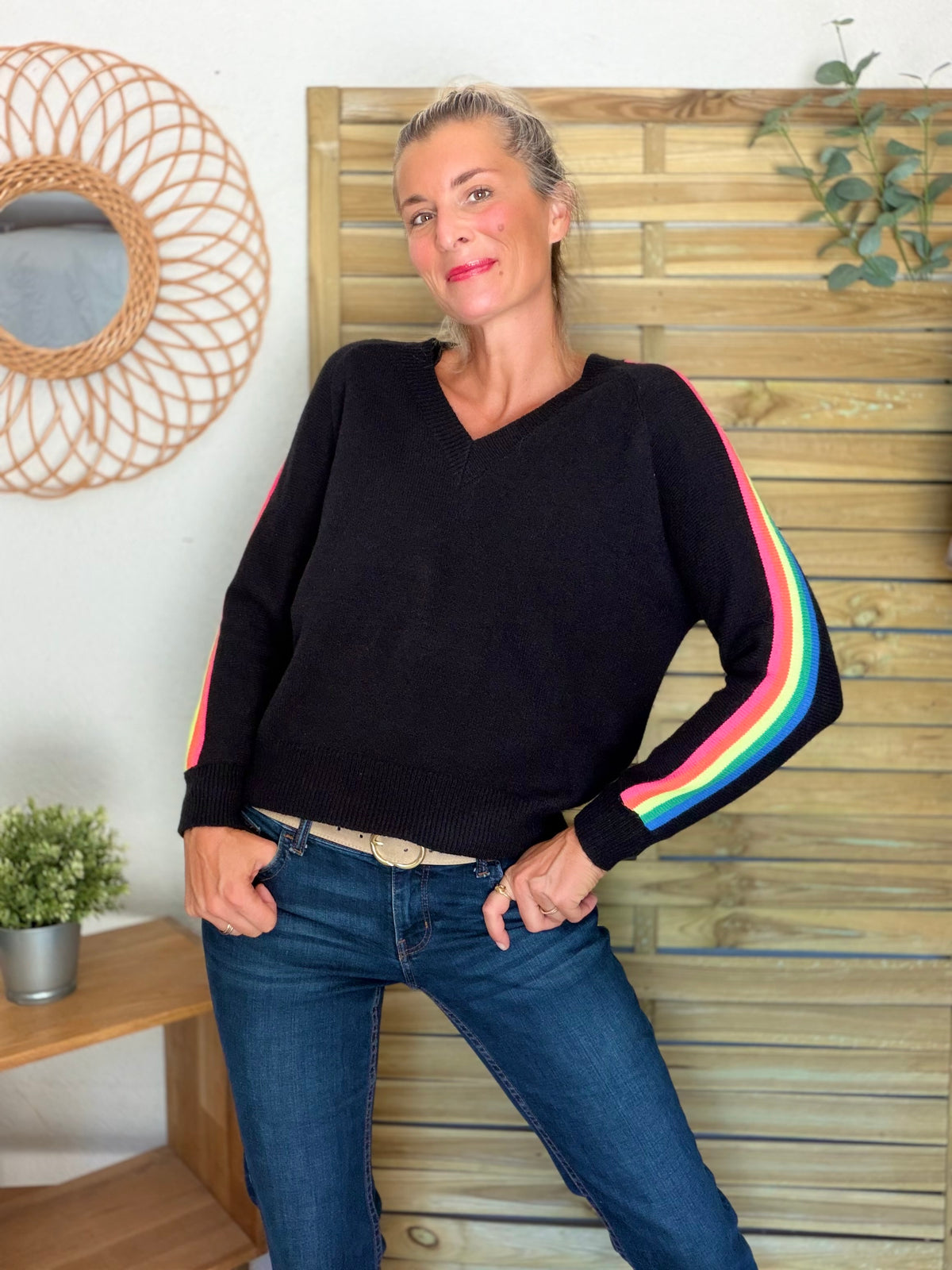 Pull épais avec bandes arc-en-ciel, col V - RAINBOW 🌈 Noir - Winter 2026