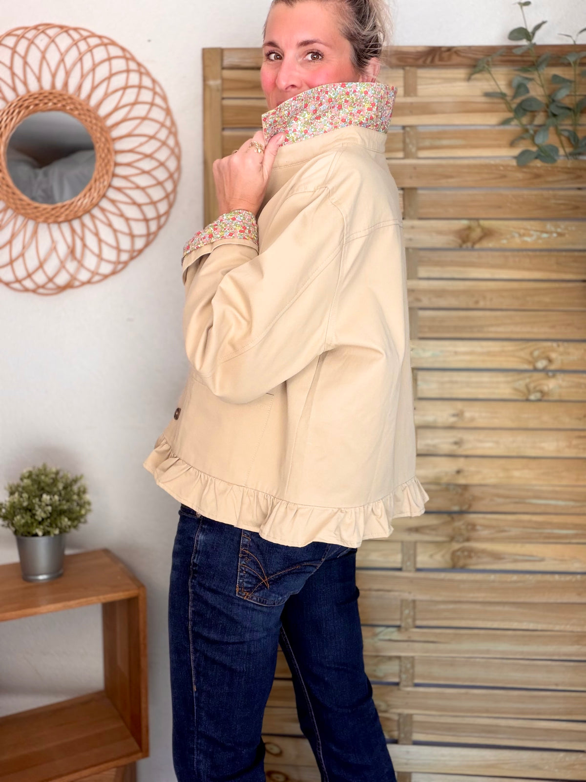 Veste Trench avec volants et Liberty, en coton beige HERMIONE - LILI et LALA - FIN DE SÉRIE
