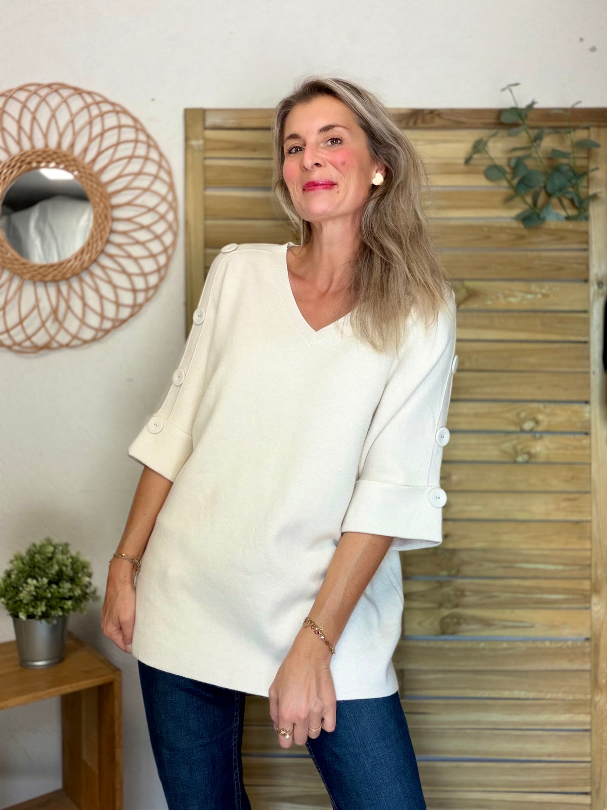 Pull long, col V, ornements boutons CHIARA Écru
