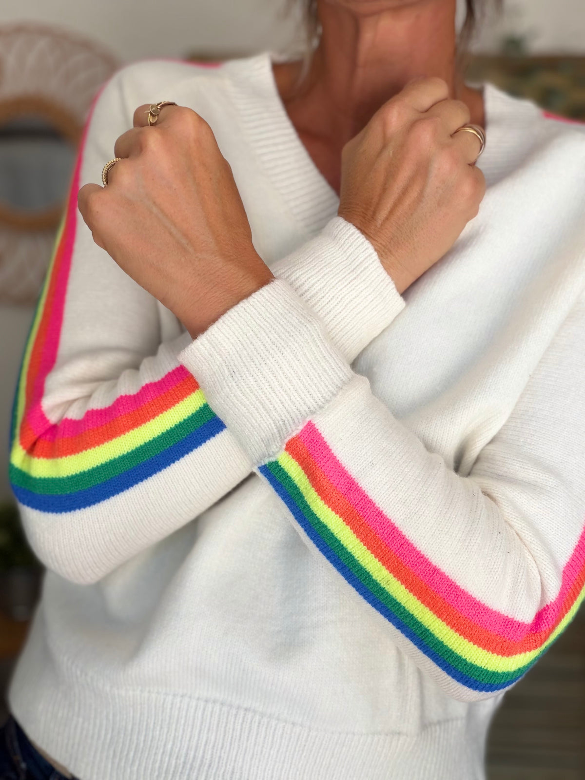 Pull épais avec bandes arc-en-ciel, col V - RAINBOW 🌈 Écru - Winter 2026
