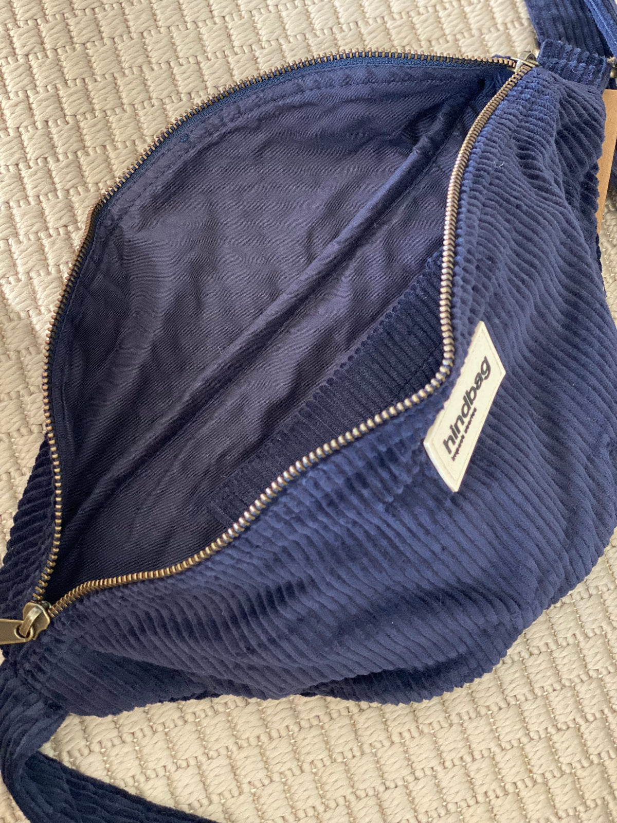 HINDBAG SASHA - Sac banane  Velours Marine