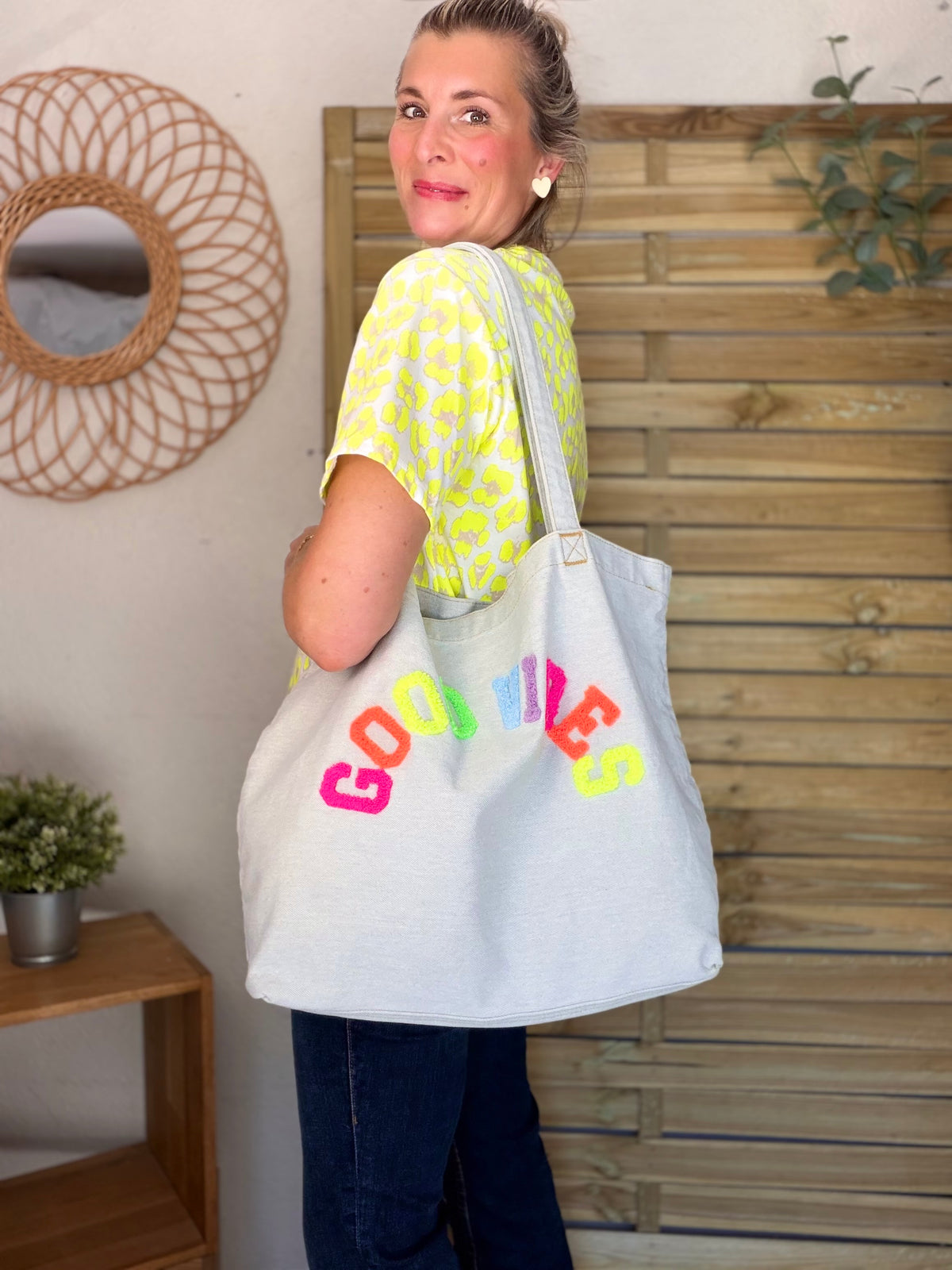 Grand cabas Tote bag GOOD VIBES Jean bleu delavé VANINA - FIN DE SÉRIE