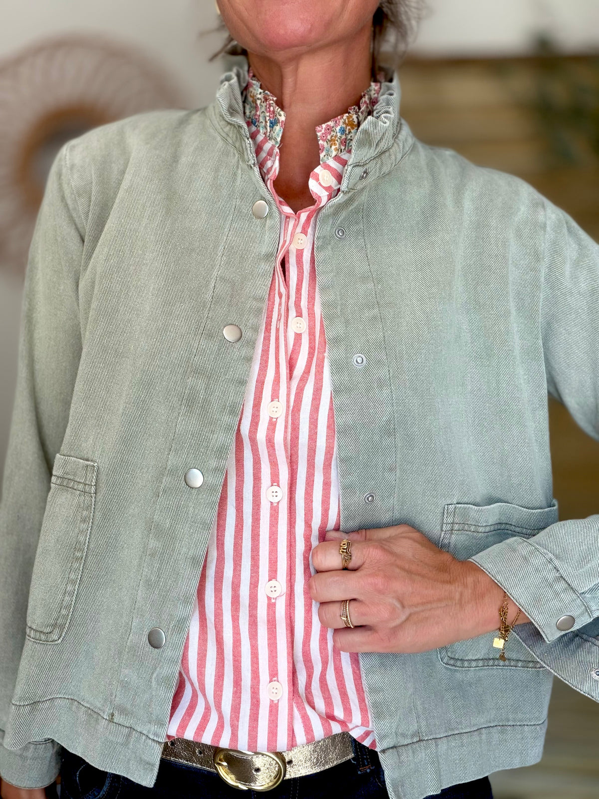 Veste courte légère col volanté JUNE - Vert sauge