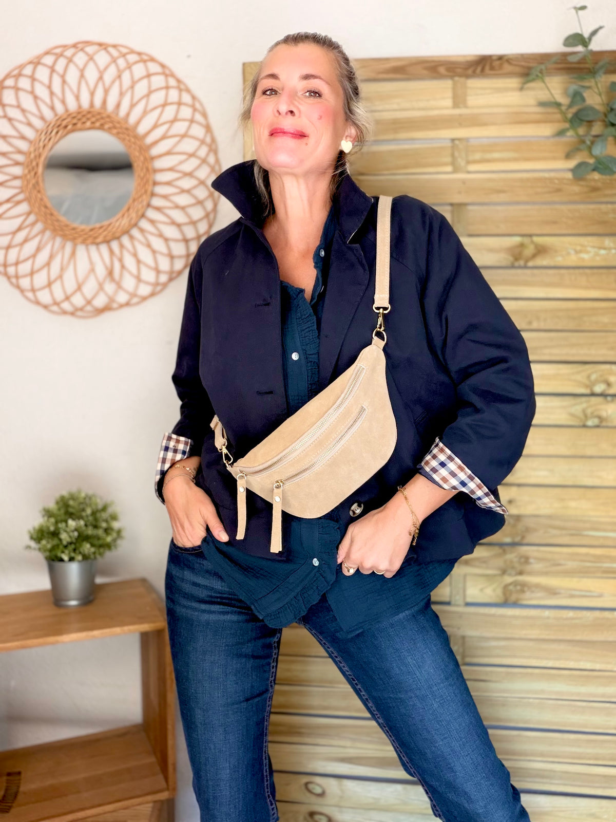Sac banane avec poche avant, en cuir daim HOLLY - Taupe clair