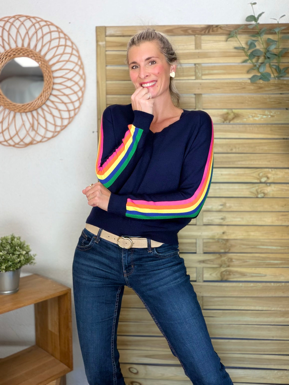 Pull fin avec bandes arc en ciel, col V - RAINBOW 🌈 Bleu marine - Spring 2026