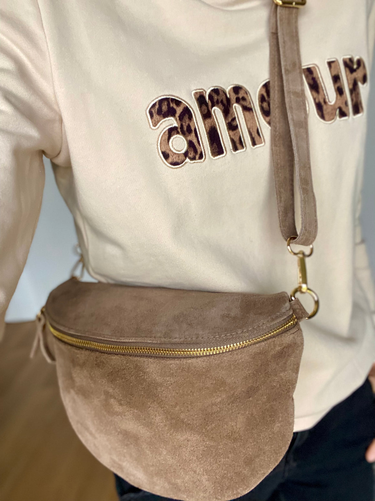 Sac banane XL en cuir velours 30cm JUDY - Taupe