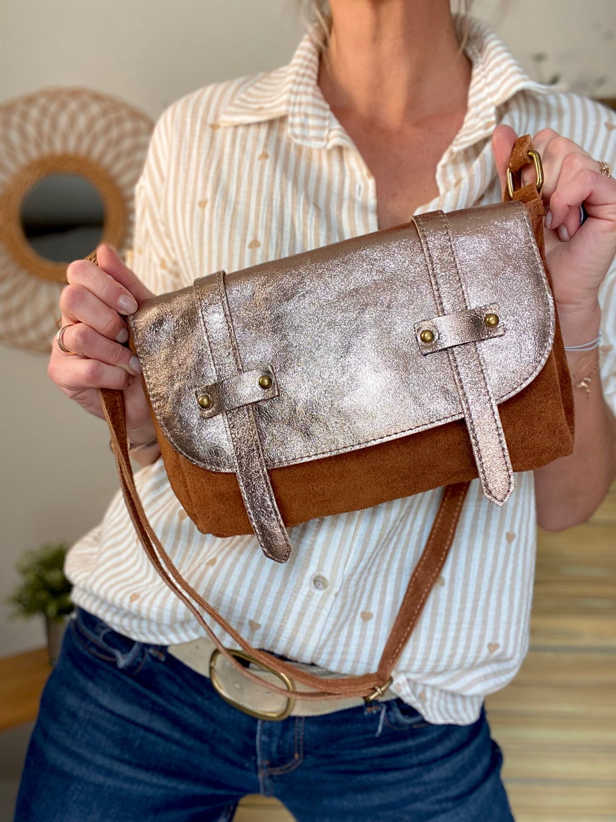 Sac bandoulière en cuir daim et irisé ESMÉE - Bronze / Camel