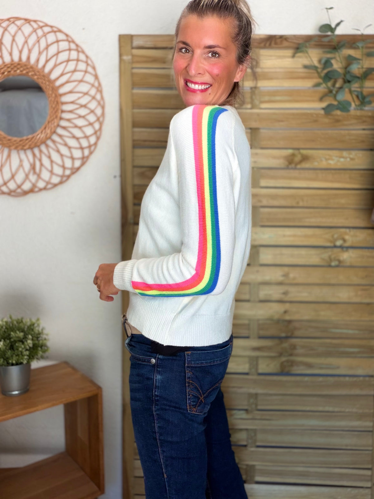 Pull épais avec bandes arc-en-ciel, col V - RAINBOW 🌈 Écru - Winter 2026