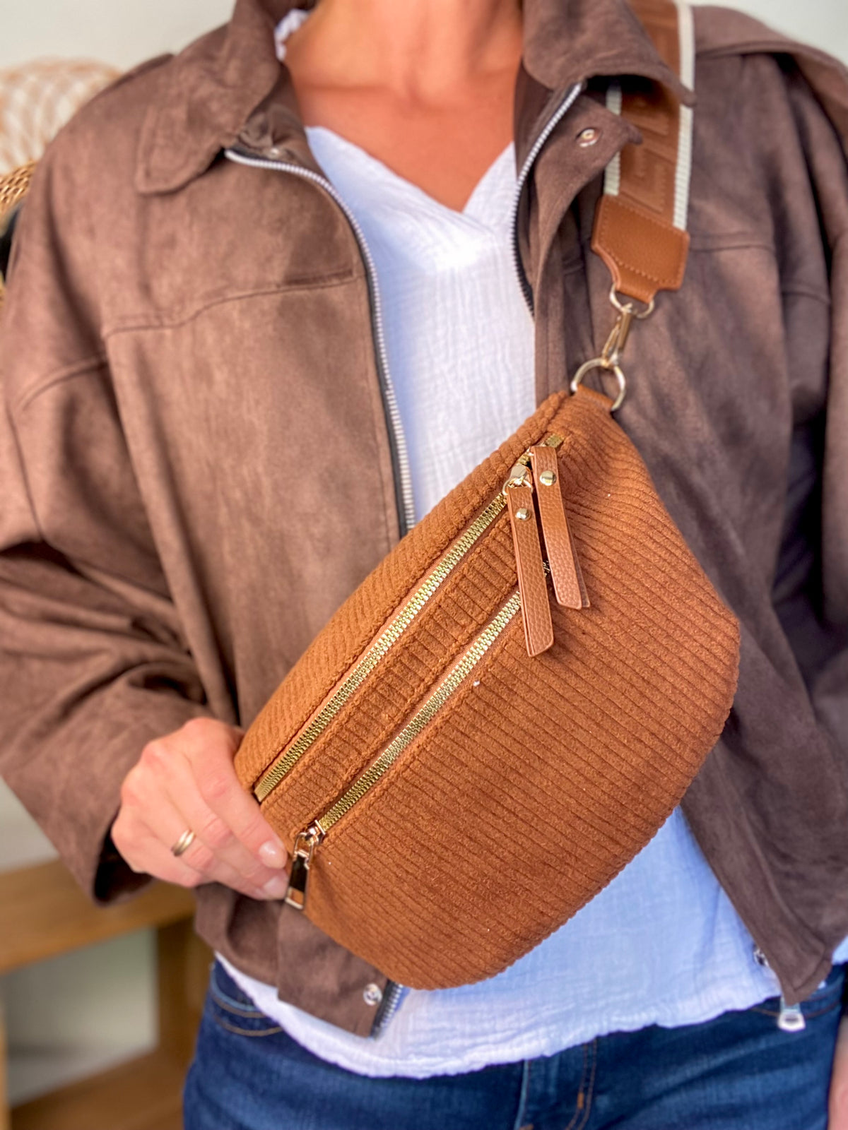 Sac banane L en velours côtelé 2 zips et sangle fantaisie - ASHLY - Camel foncé • FIN DE SÉRIE