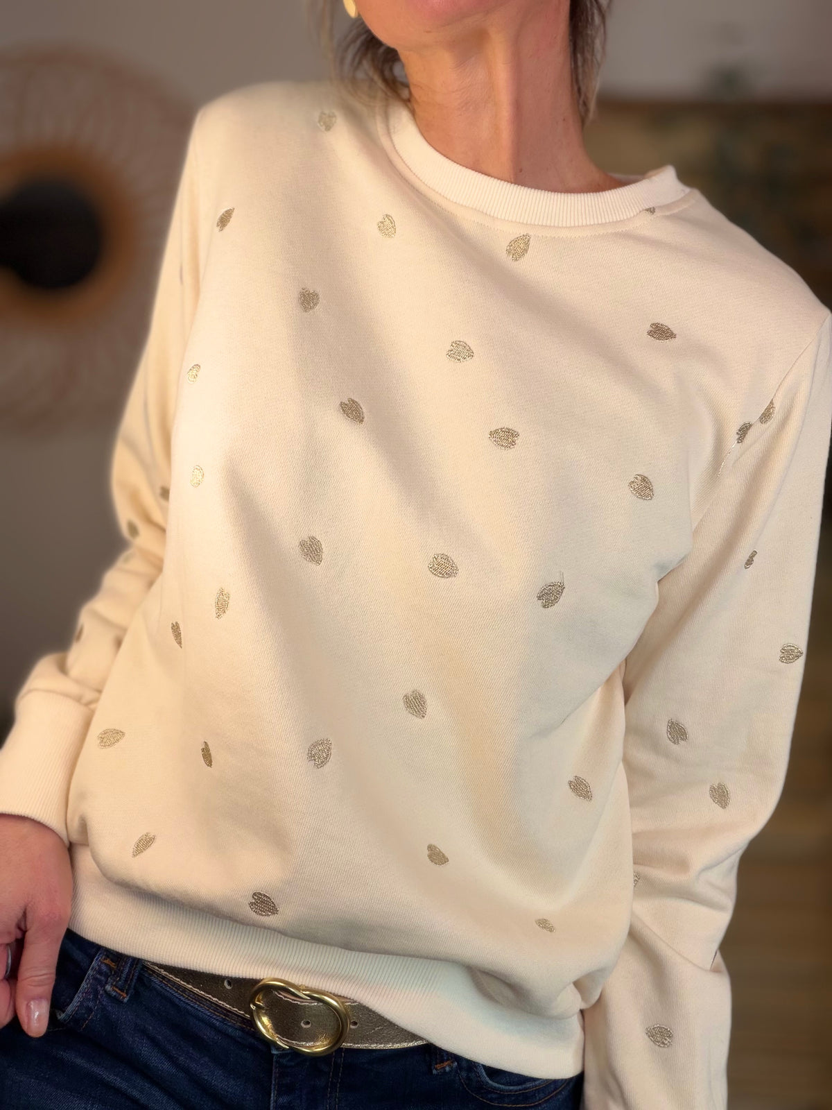 Sweat Beige cœurs dorés brodés 💛 LOUNA - FIN DE SÉRIE