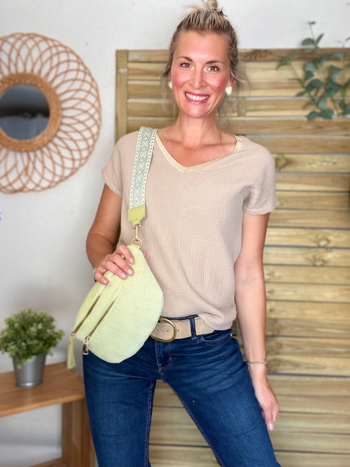 Sac banane L en velours côtelé 2 zips et sangle bicolore - ASHLY - Vert d’eau • FIN DE SÉRIE