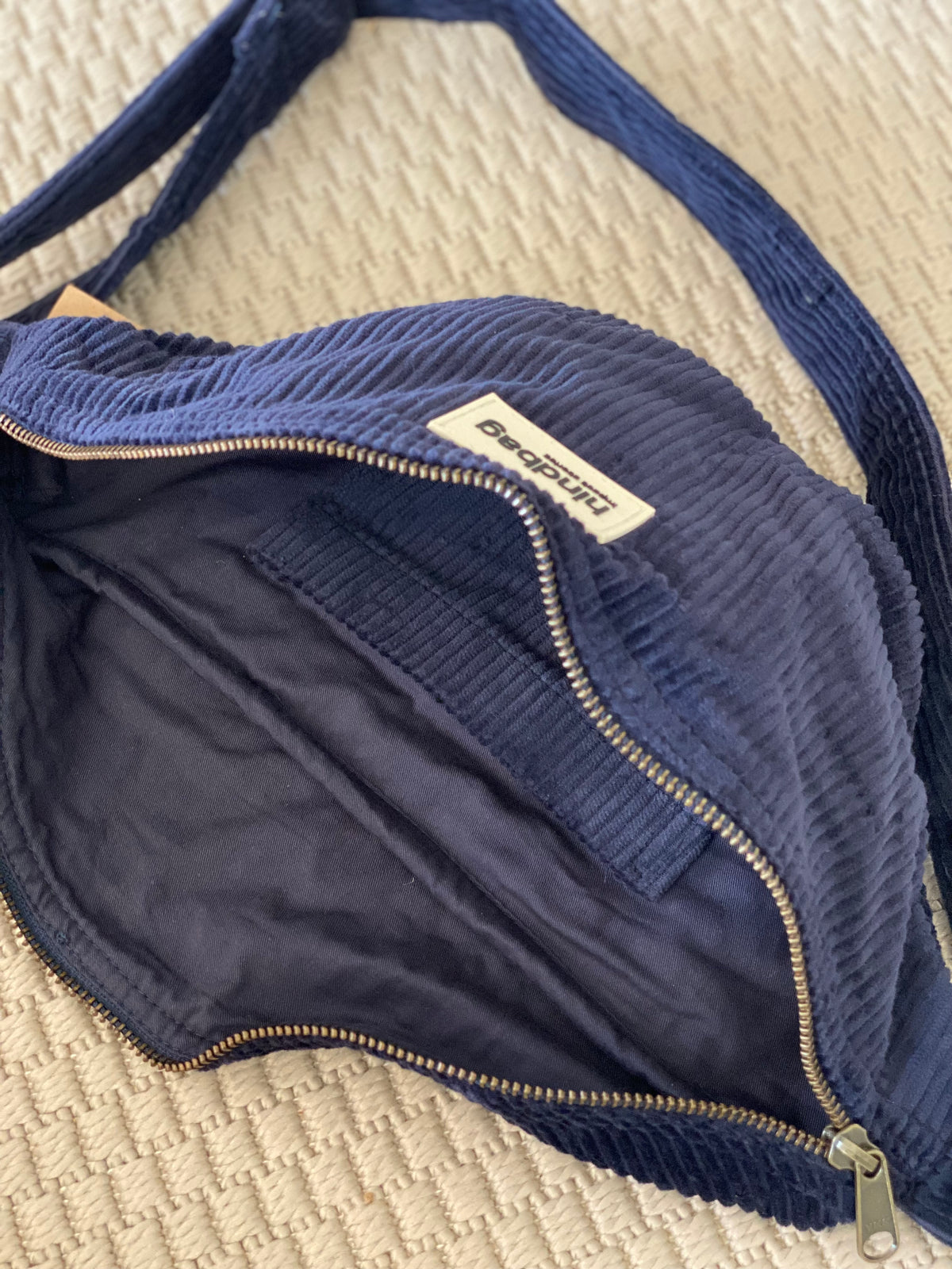 HINDBAG SASHA - Sac banane  Velours Marine