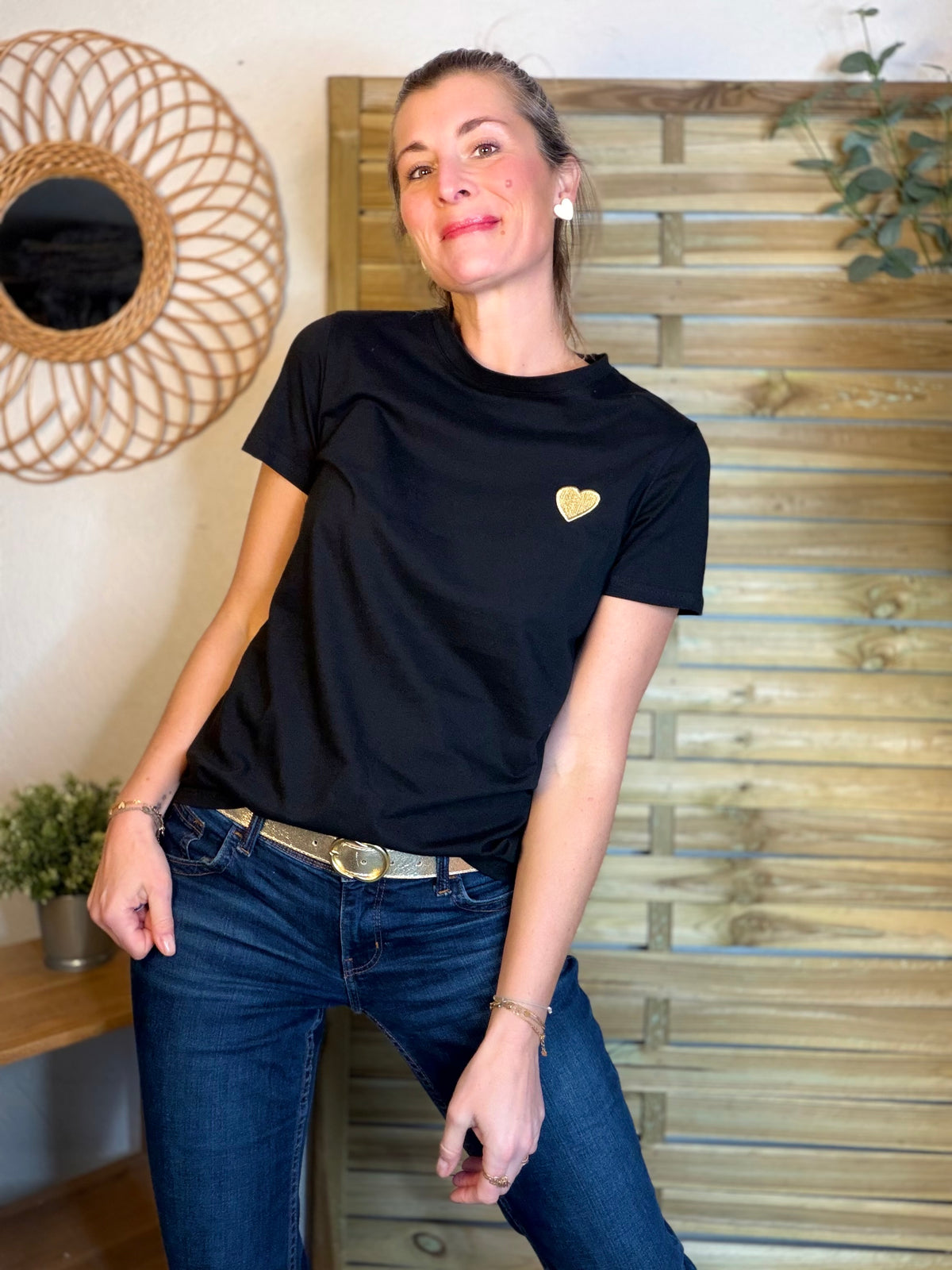 Tee shirt cœur brodé doré 💛 PIA Noir - FIN DE SÉRIE