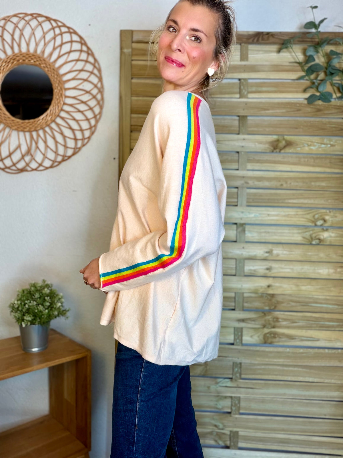Pull fin avec bandes arc en ciel, col V - RAINBOW OVERSIZE 🌈 Rose orangé