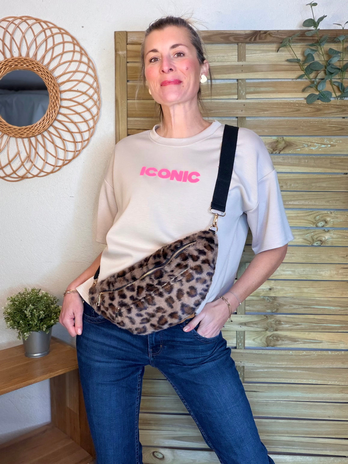 Sac banane L avec poche zippée avant, fourrure Léo Taupe - STACEY 🐆