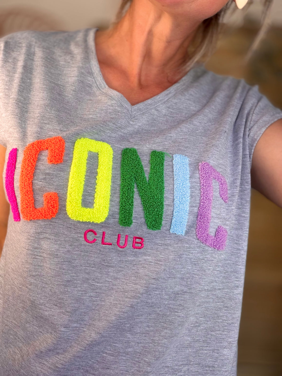Tee shirt col V ICONIC club MIRANDA Gris - FIN DE SÉRIE