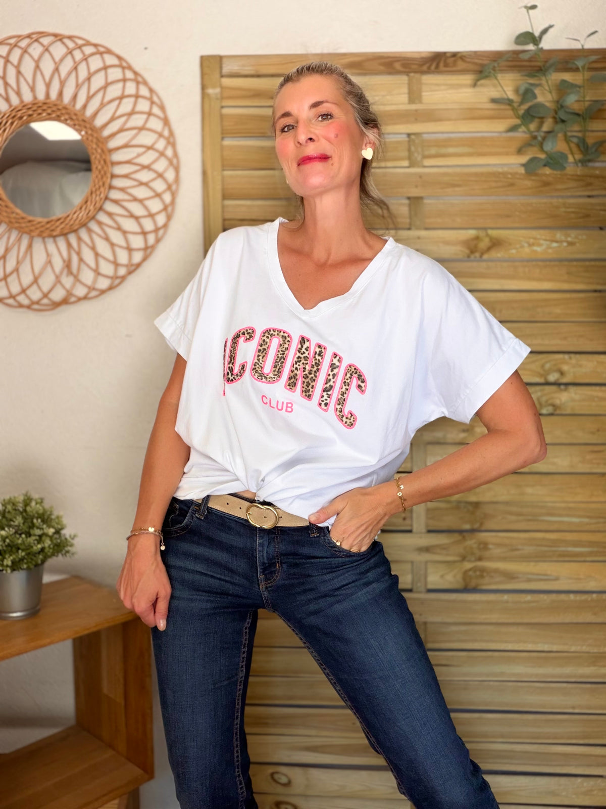 Tee shirt col V ICONIC club oversized MILA Léo - FIN DE SÉRIE