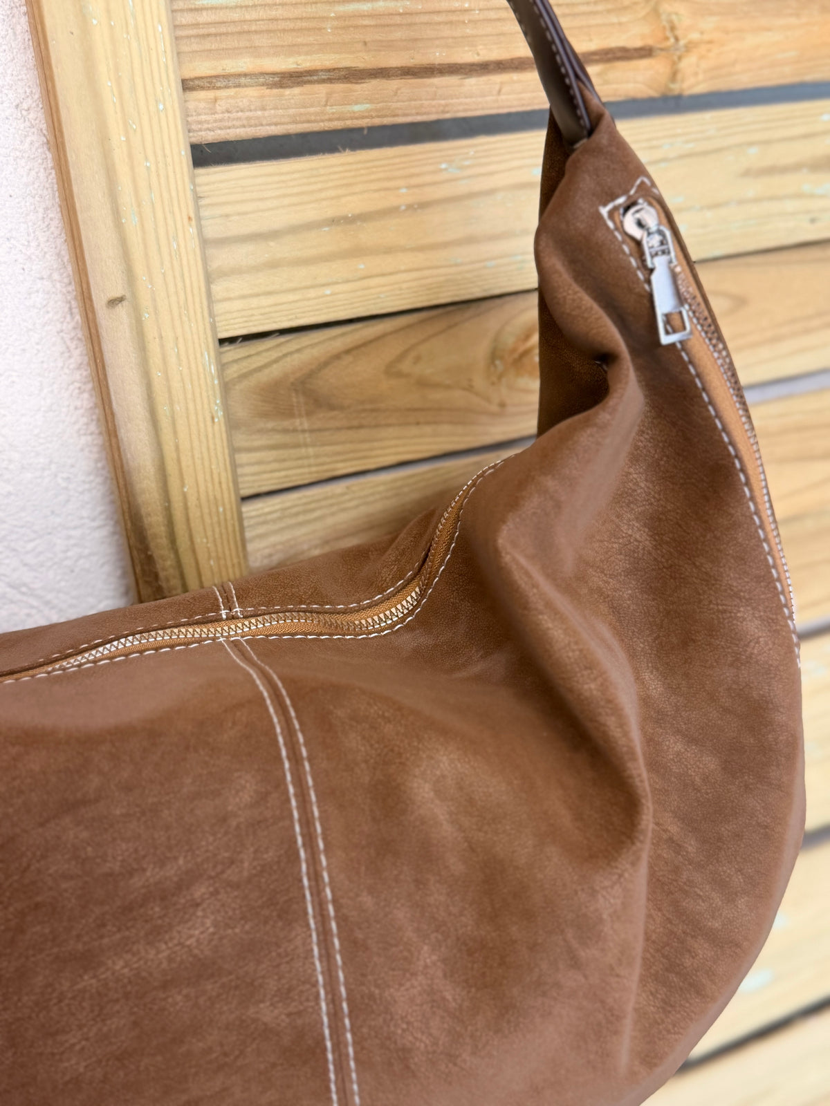Sac besace XXL en simili cuir brossé - HAROLD Taupe