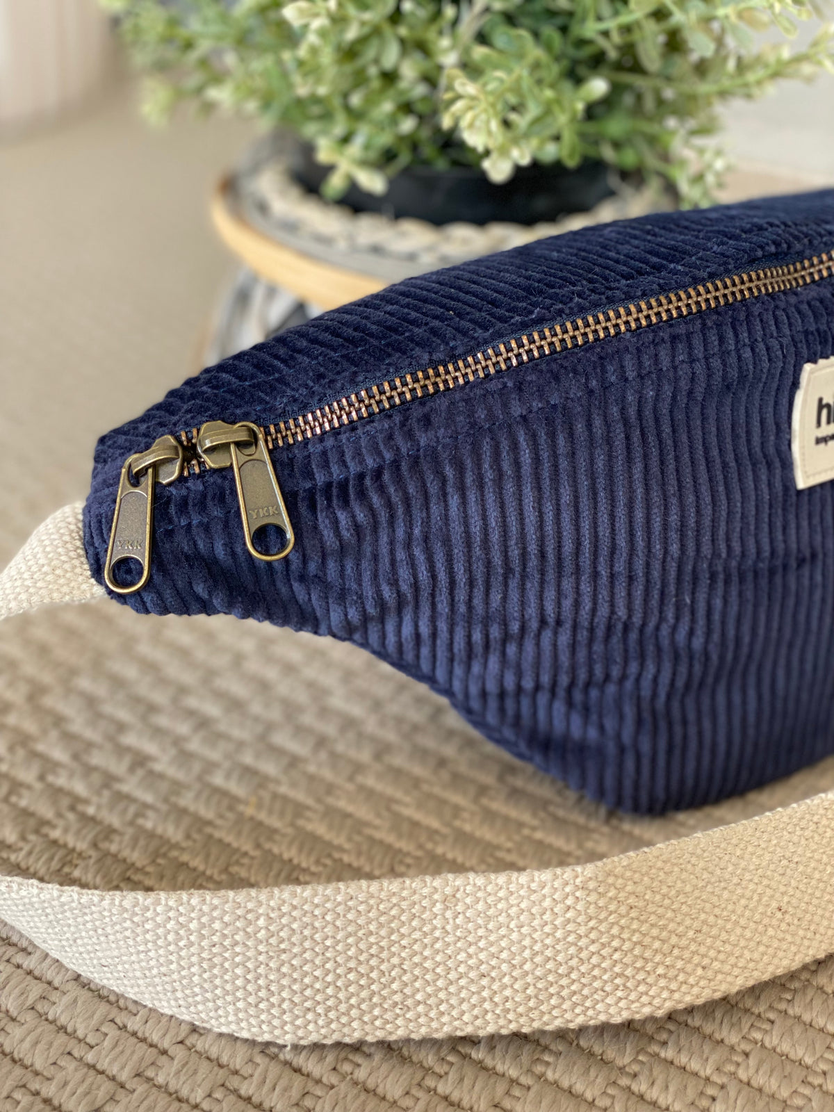 HINDBAG OLIVIA - Sac banane  Velours marine