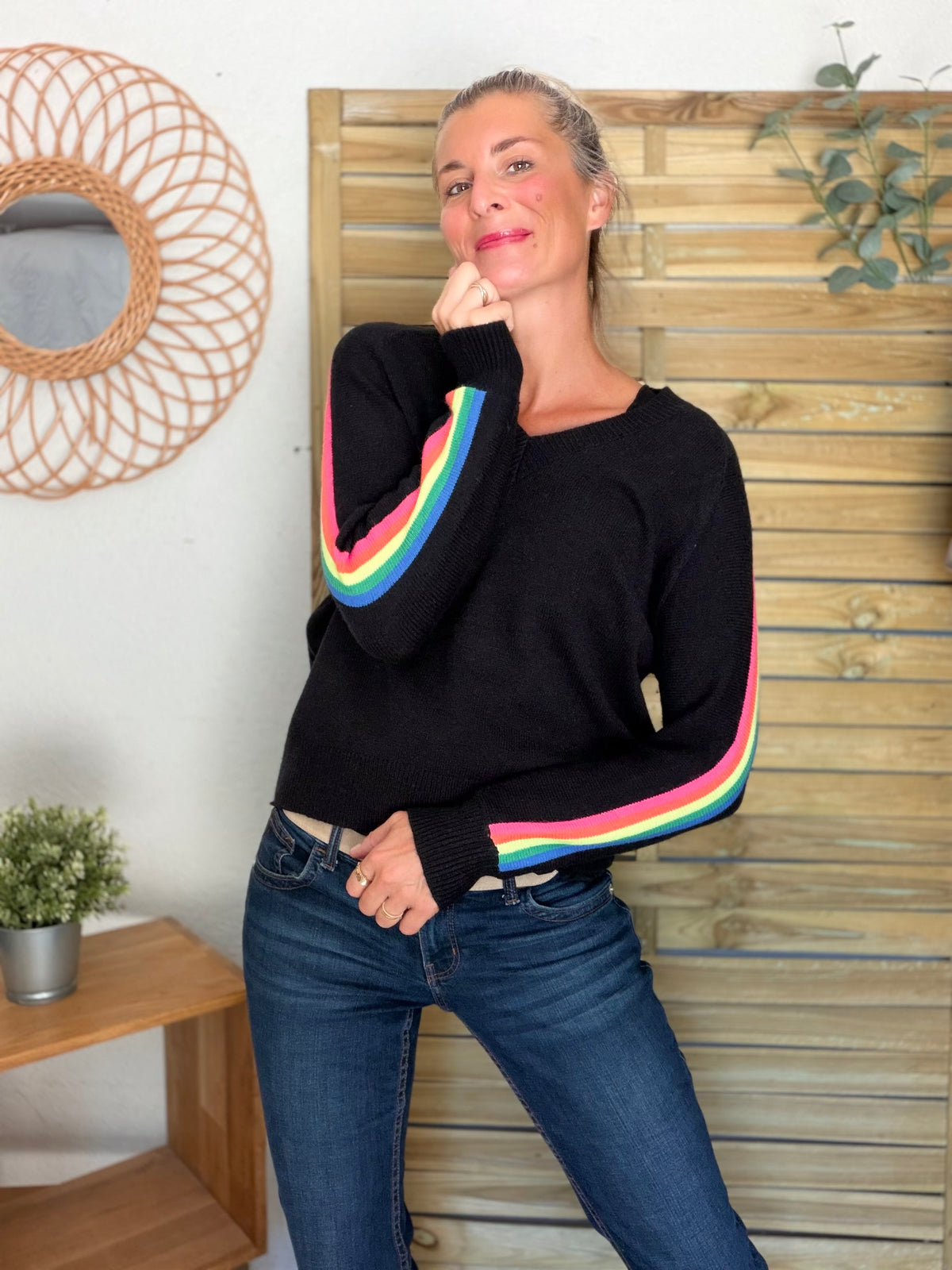 Pull épais avec bandes arc-en-ciel, col V - RAINBOW 🌈 Noir - Winter 2026