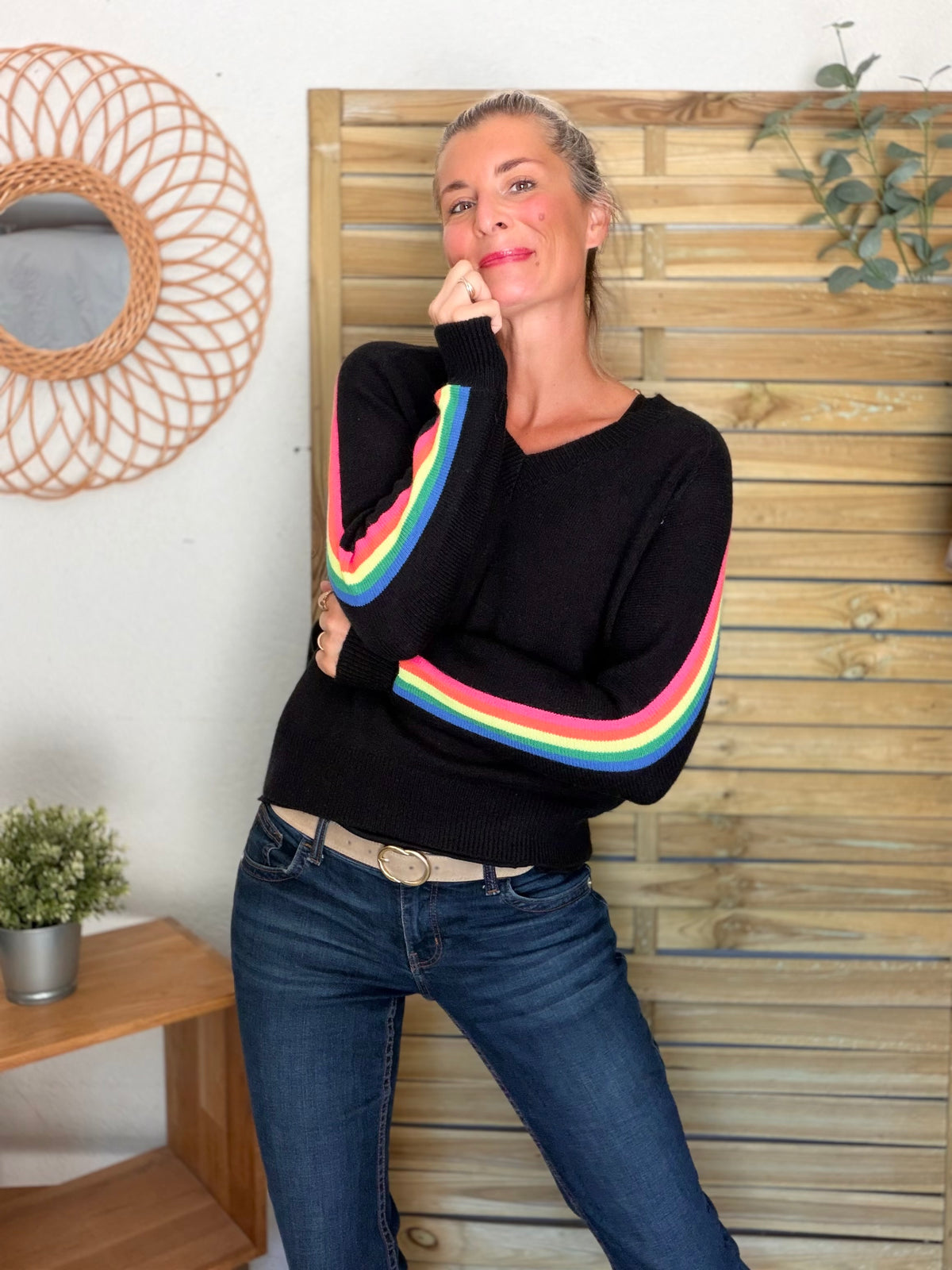 Pull épais avec bandes arc-en-ciel, col V - RAINBOW 🌈 Noir - Winter 2026