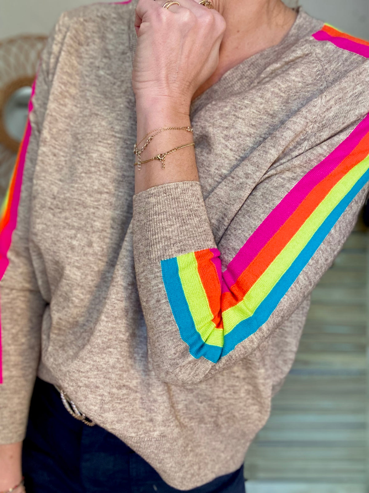Pull fin avec bandes colorées, col V - RAINBOW 🌈 Taupe chiné - FIN DE SÉRIE