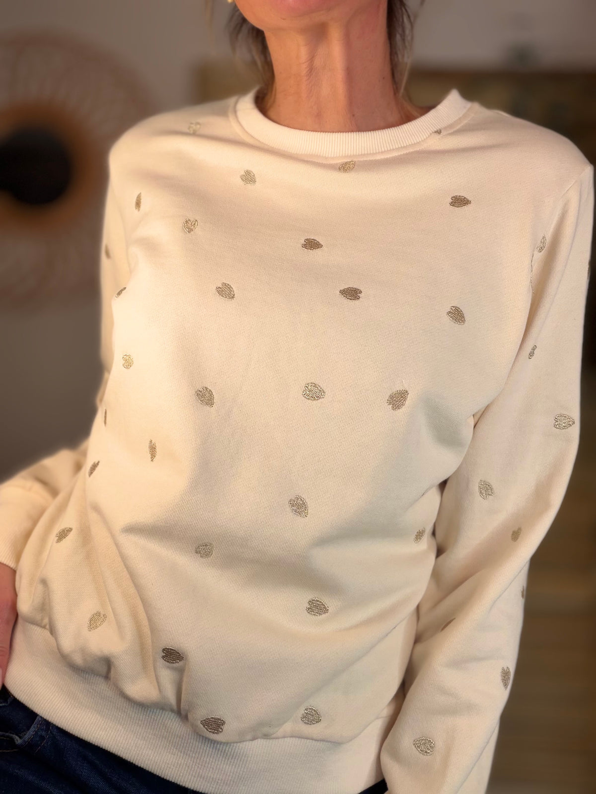 Sweat Beige cœurs dorés brodés 💛 LOUNA - FIN DE SÉRIE