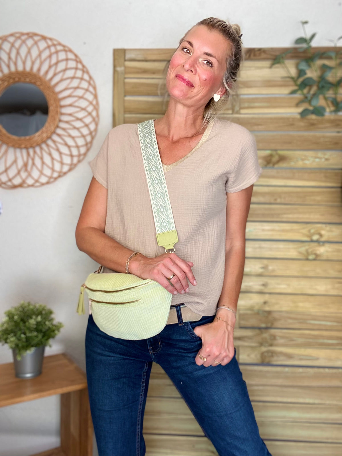 Sac banane L en velours côtelé 2 zips et sangle bicolore - ASHLY - Vert d’eau • FIN DE SÉRIE