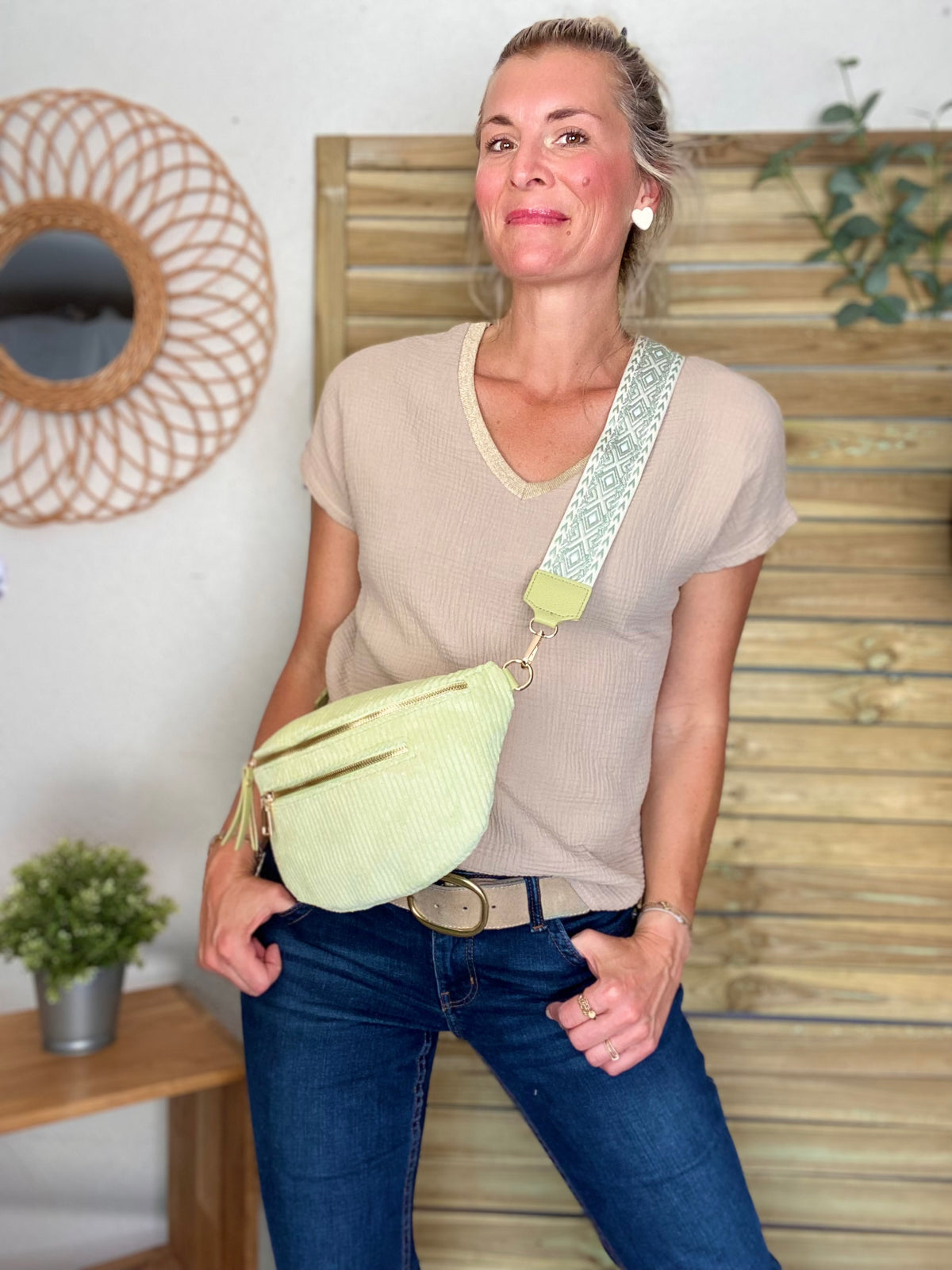 Sac banane L en velours côtelé 2 zips et sangle bicolore - ASHLY - Vert d’eau • FIN DE SÉRIE