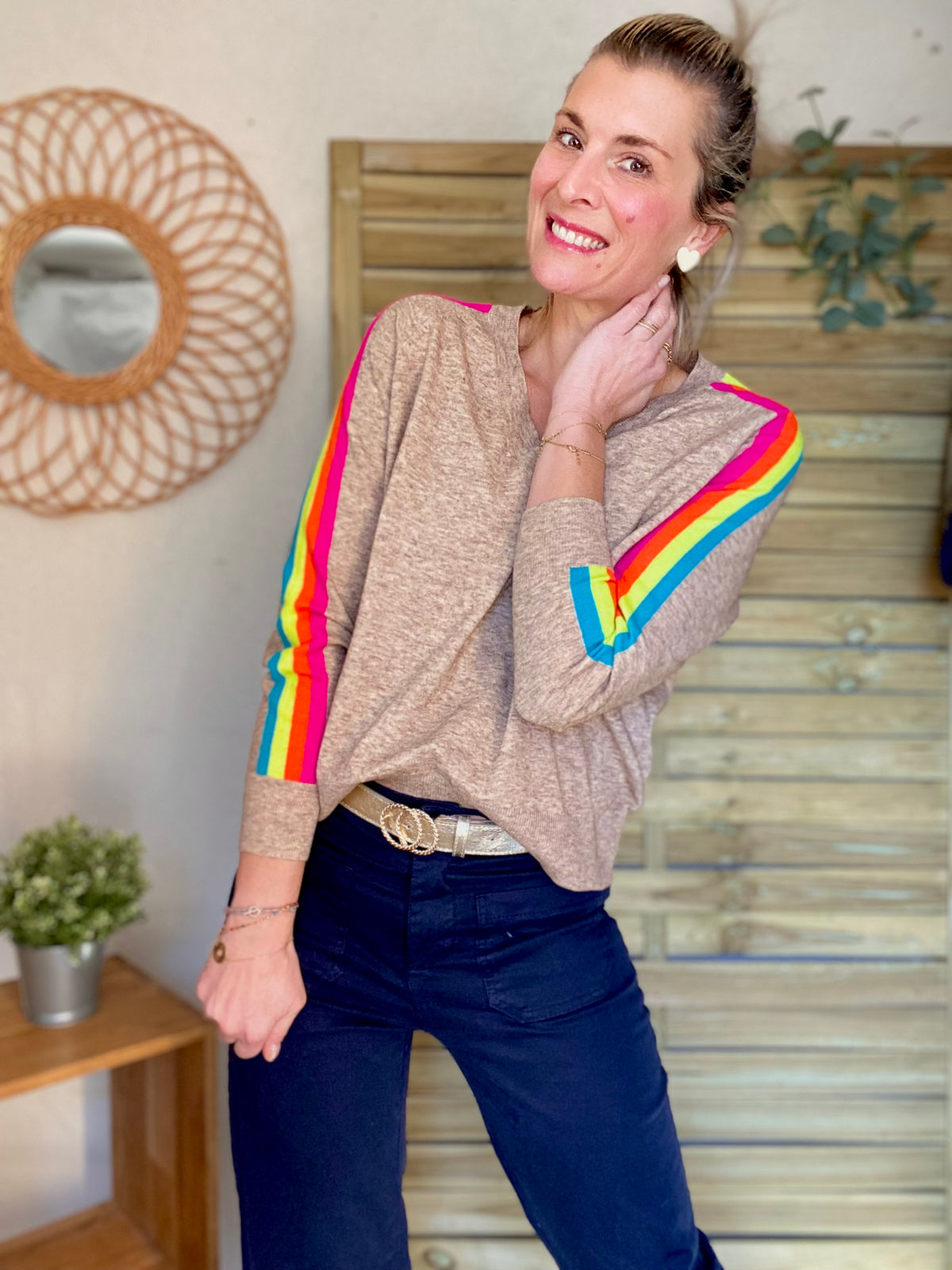 Pull fin avec bandes colorées, col V - RAINBOW 🌈 Taupe chiné - FIN DE SÉRIE